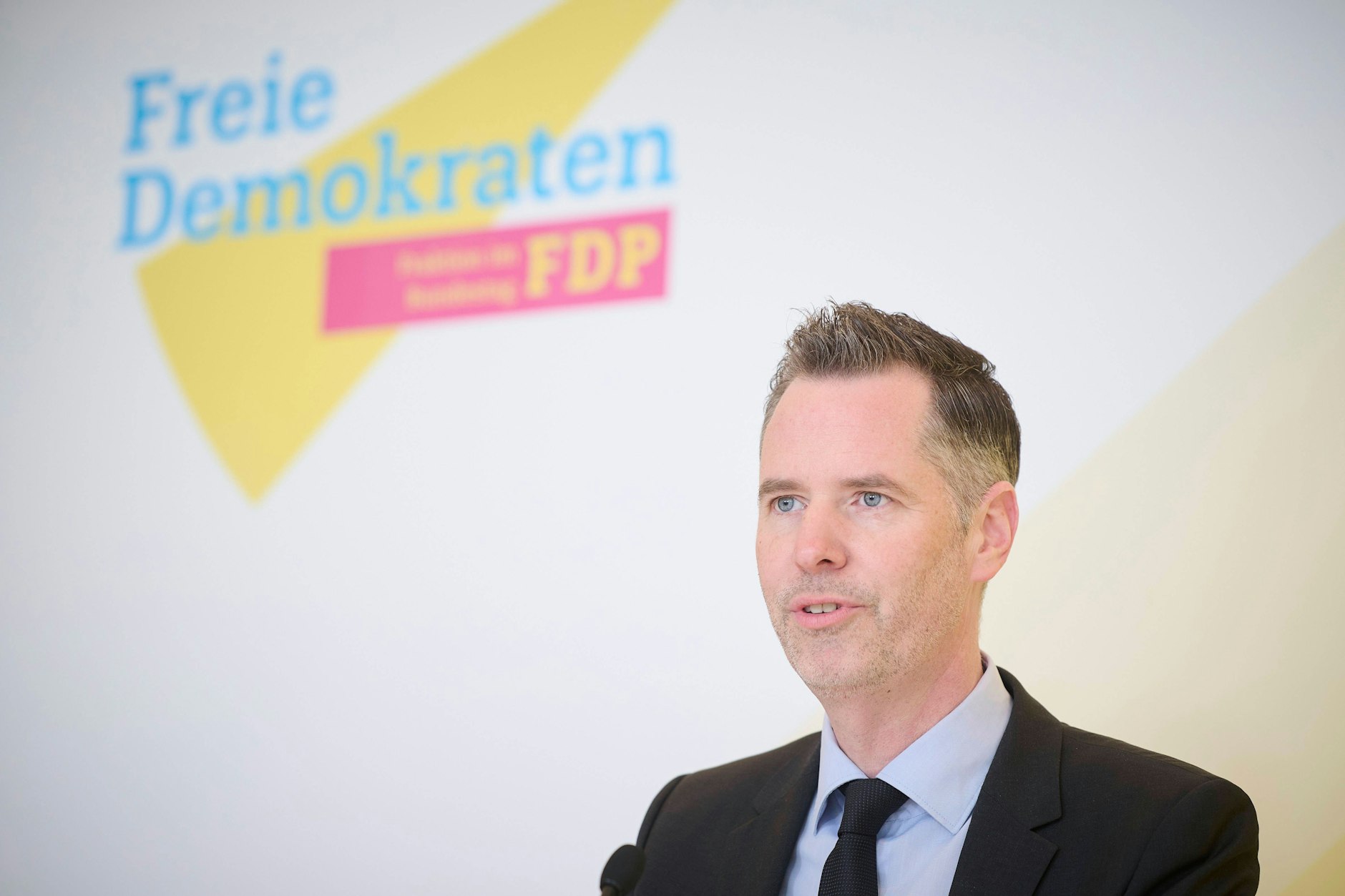 Döpfner schrieb laut Zeit-Bericht Folgendes über die FDP (am 7. August 2021): „Unsere letzte Hoffnung ist die FDP. Nur wenn die sehr stark wird – und das kann sein – wird das grün rote Desaster vermieden. Können wir für die nicht mehr tun. Die einzigen die Konsequenz gegen den Corona Massnahmen Wahnsinn positioniert sind. It’s a patriotic duty.“