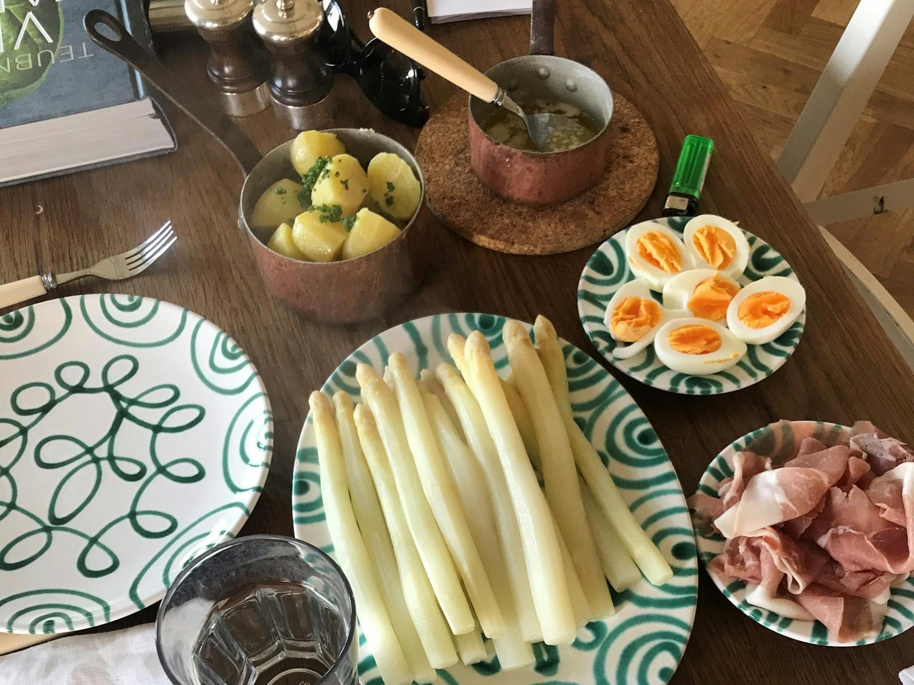Spargel, Schinken, Eier, Kartoffeln und Buttersoße: So schmeckt Spargel am besten.