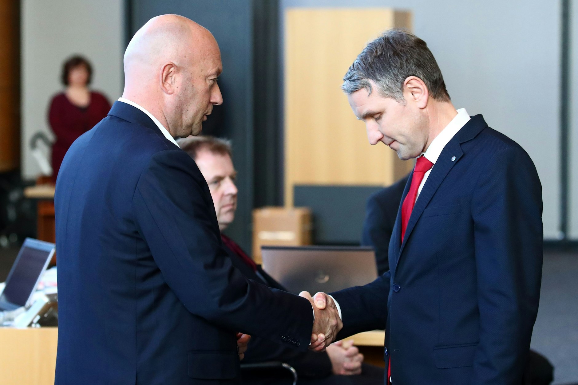 Döpfner äußerte sich auch zum Politiker Thomas Kemmerich (FDP), der sich mithilfe der AfD zum Ministerpräsidenten Thüringens wählen ließ. Die Bild kritisierte den Vorgang. Döpfner dazu laut Zeit-Bericht: „Ich verstehe BILD taktisch. Und es War wohl richtig. Aber inhaltlich ist es komplett falsch.“