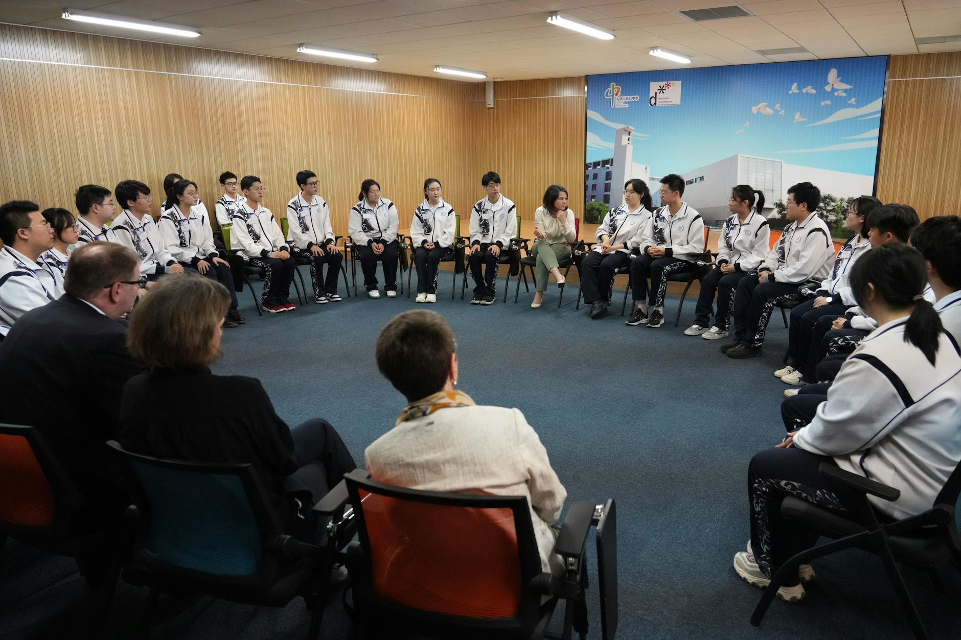 China, Tianjin: Außenministerin Annalena Baerbock (Bildmitte) besucht die Schule Nr. 42 und unterhält sich mit Schülern, die Deutsch lernen.