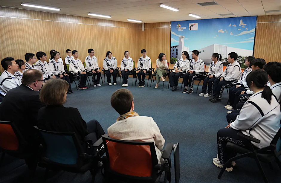 China, Tianjin: Außenministerin Annalena Baerbock (Bildmitte) besucht die Schule Nr. 42 und unterhält sich mit Schülern, die Deutsch lernen.
