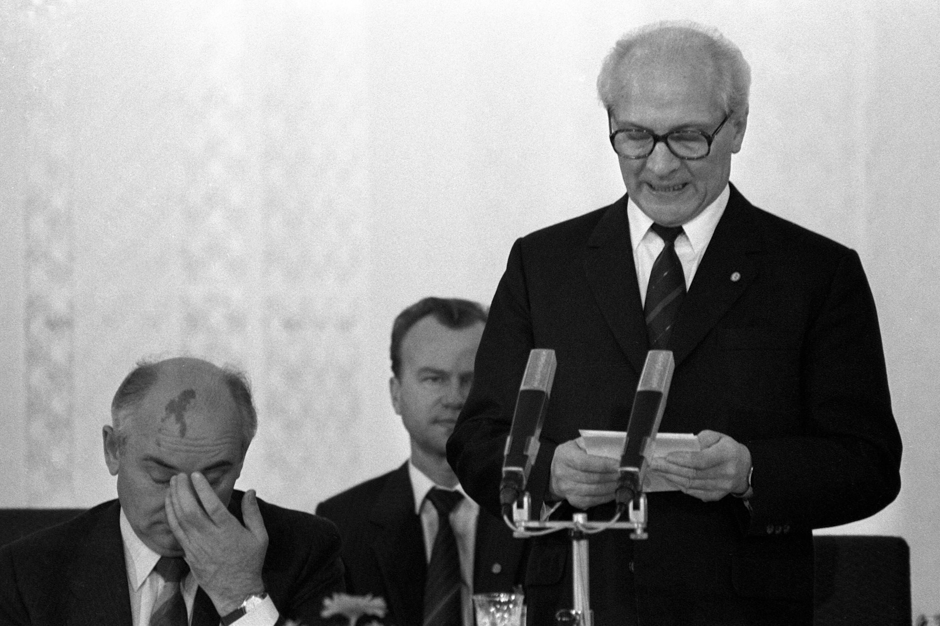 Döpfner äußerte sich laut Zeit auch über Ostdeutsche, und das besonders negativ: „Meine Mutter hat mich immer vor den Ossis gewarnt. Von Kaiser Wilhelm zu hitler zu honnecker ohne zwischendurch us reeduction genossen zu haben. Das führt in direkter Linie zu AFD.“