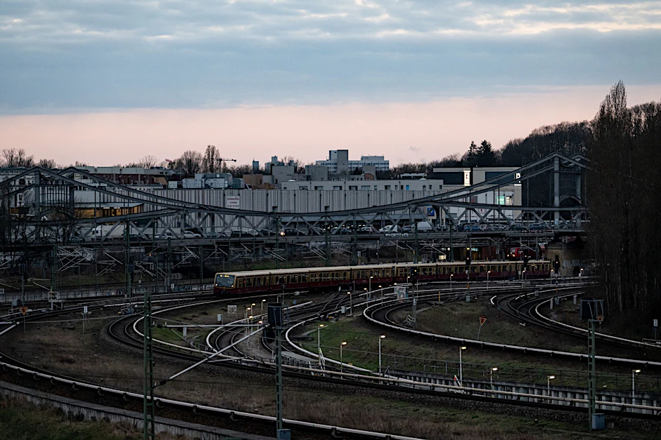 Eine S-Bahn fährt am frühen Morgen.  