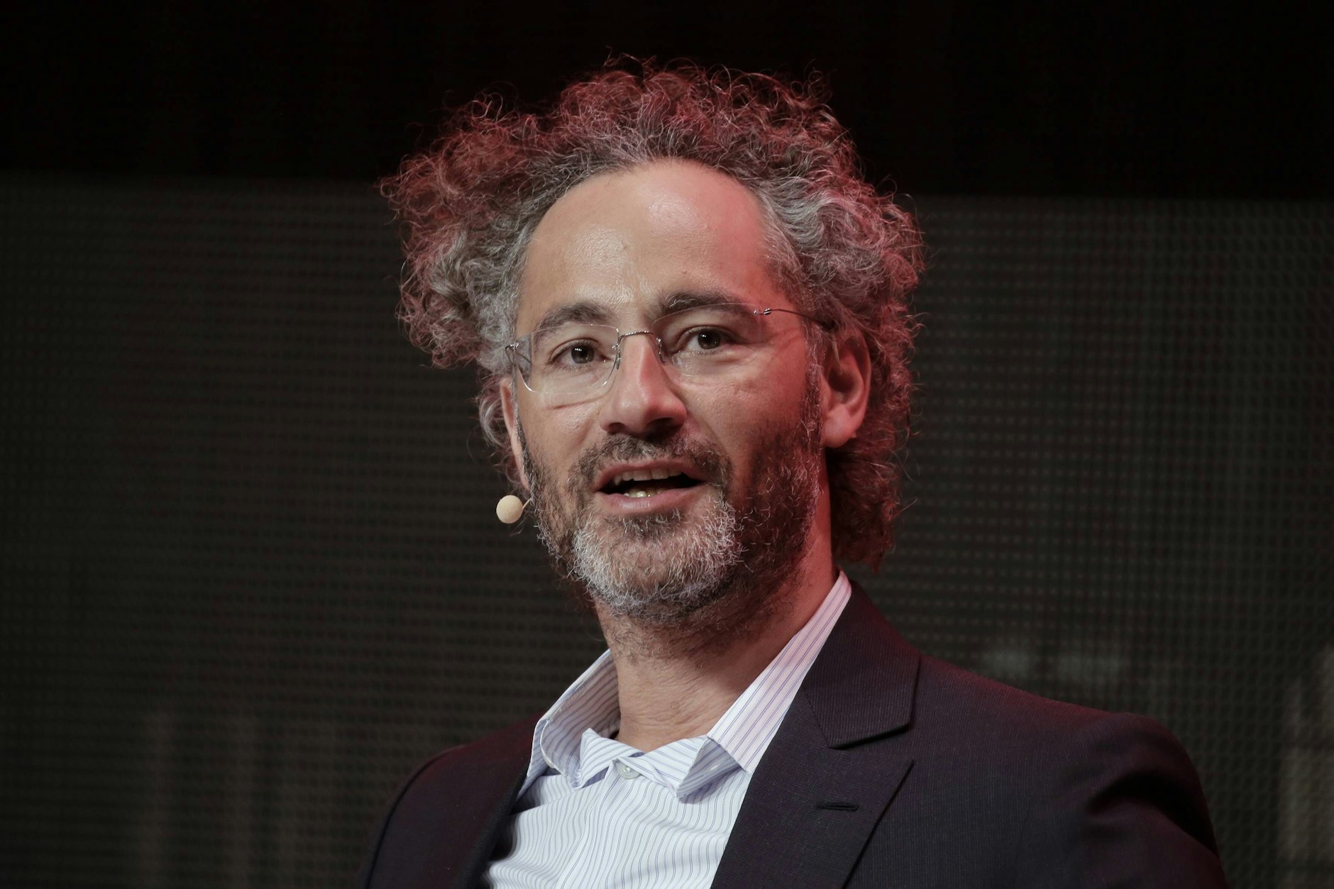 Döpfner schrieb laut Zeit-Bericht am 27. April 2021 über den Palantir-CEO Alexander Karp, der Donald Trump nahestehen soll, angeblich Folgendes: „Alex Karp bietet an TV Story Mit BILD zu machen. Ihr begleitet ihn irgendwohin. Und macht Porträt oder Gespräch über Palantir. Er ist sauer dass Spiegel ihn so angegriffen hat. Und will sich erklären. Glaube mega Chance weil Palantir immer so secretive. Ich connected“.