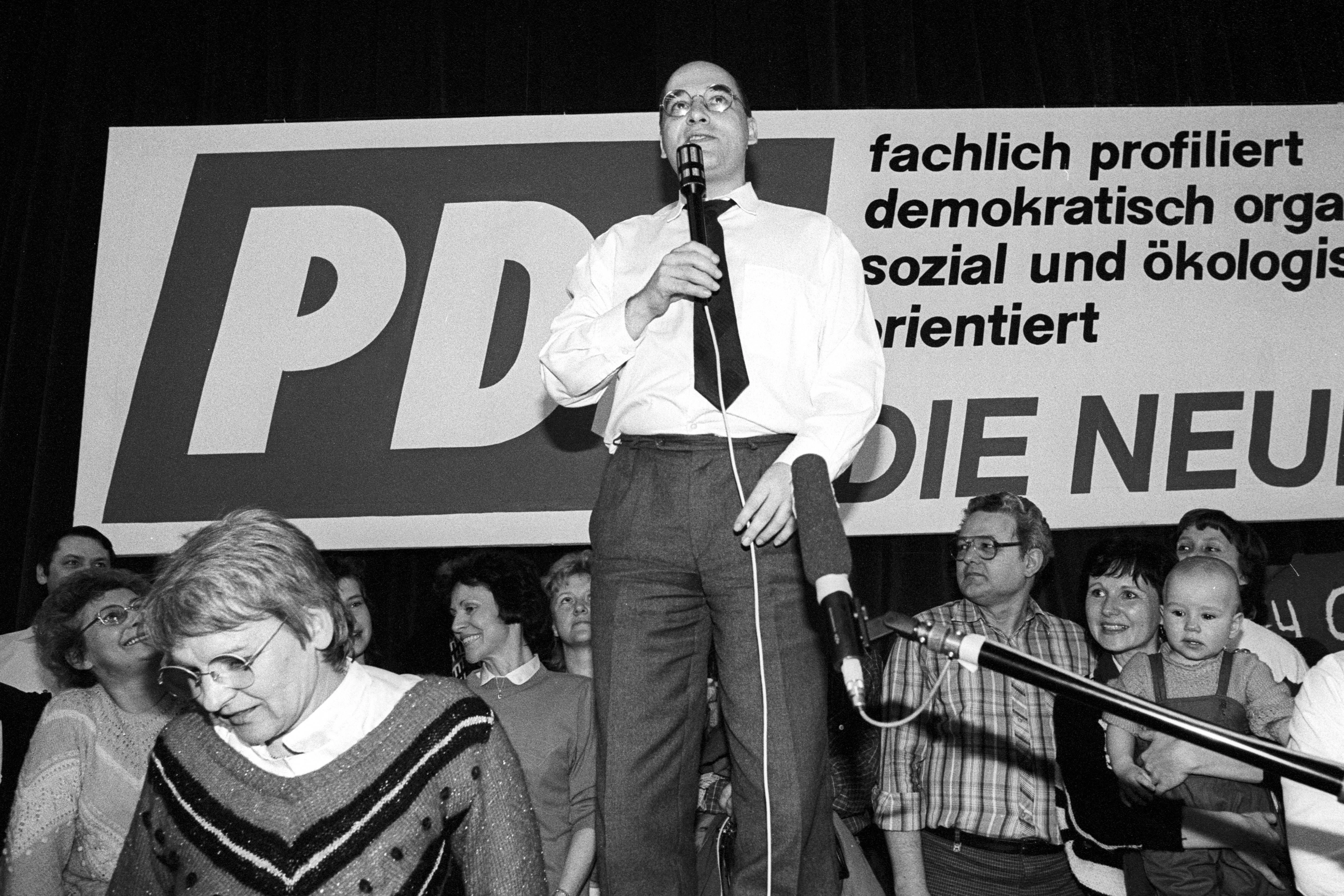 Gregor Gysi bei einer Wahlveranstaltung im März 1990