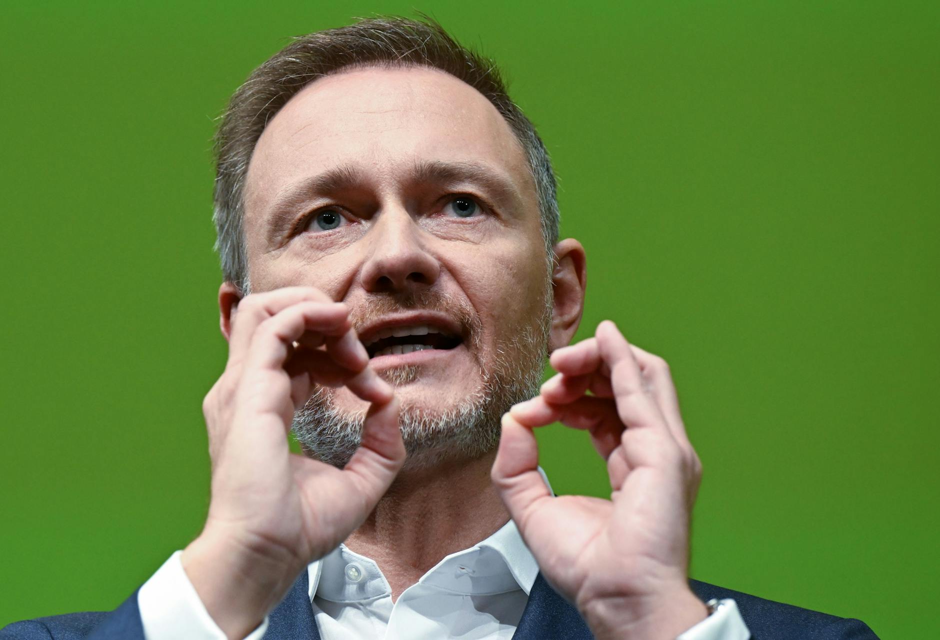 Döpfner schrieb laut Zeit-Bericht Folgendes über Christian Lindner: „Er muss öffentlich erklären dass er Koalition unter grüner Führung ausschließt. Dass er nur mit CDU koaliert. Da s ist so wichtig. Und er muss Wähler von der afd holen. Habe gestern mit ihm Abend gegessen. Er hat Zuviel Angst. Aber das ist dennoch die einzige Chanceum den endgültigen Niedergang des Landes zu vermeiden.“