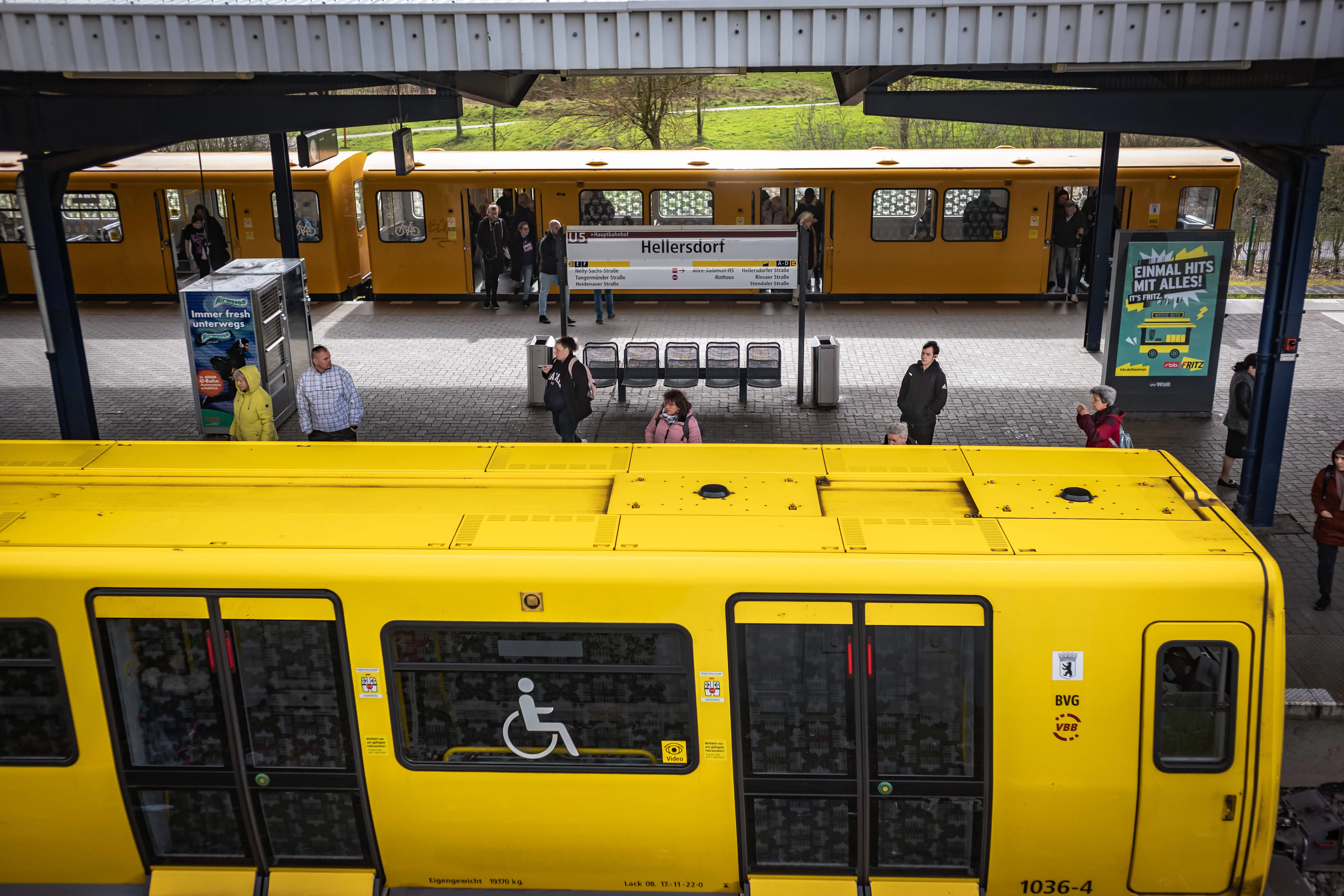 Zwei U-Bahnen in Hellersdorf. Die BVG ist das größte kommunale Nahverkehrsunternehmen in Deutschland.