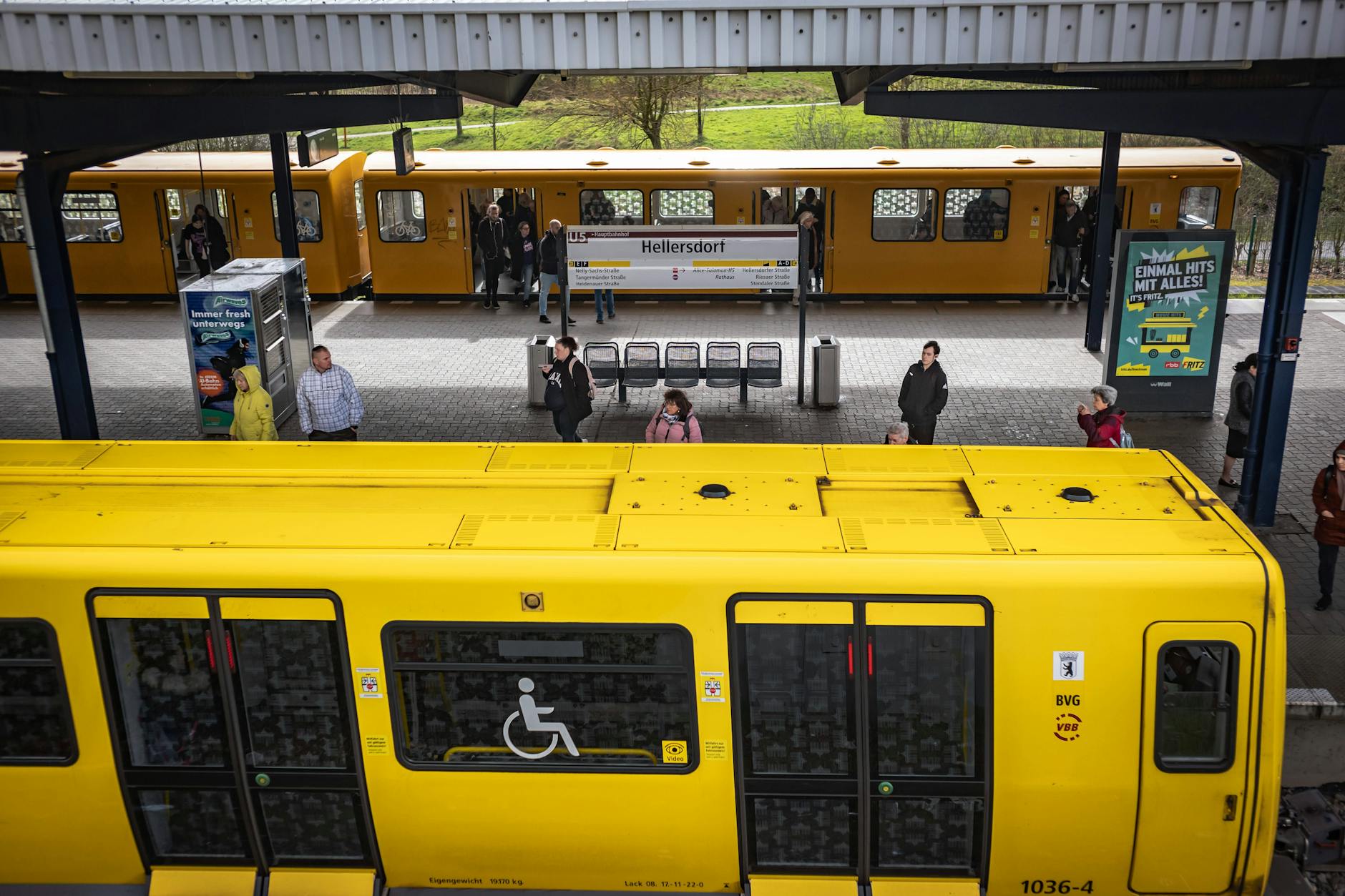 Zwei U-Bahnen in Hellersdorf. Die BVG ist das größte kommunale Nahverkehrsunternehmen in Deutschland.