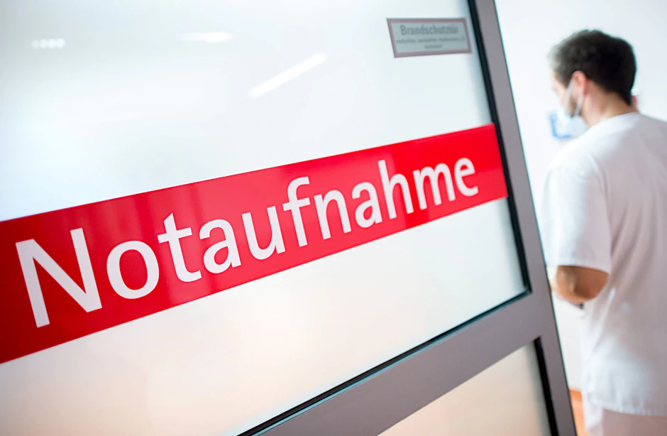 ARCHIV - In Notaufnahmen finden sich nicht zwingend nur echte medizinische Notfälle ein - dafür gibt es verschiedene Gründe.  