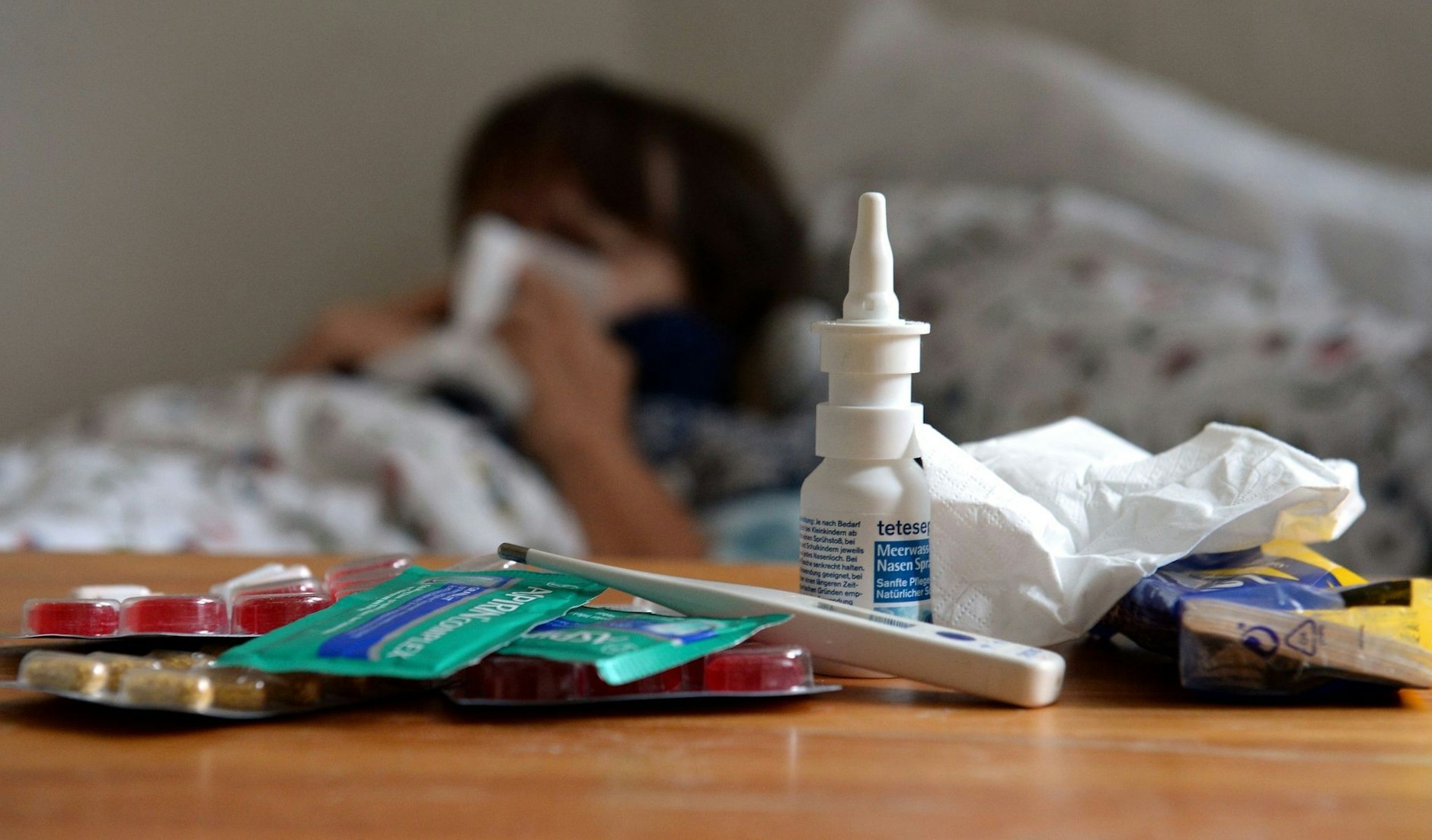 Dann soll er laut Zeit-Bericht über das Corona-Virus geschrieben haben: „Corona ist eine Grippe gefährlich für alte und kranke.“ Und: Die Politik würde „unsere offene Gesellschaft für immer zerstören“.