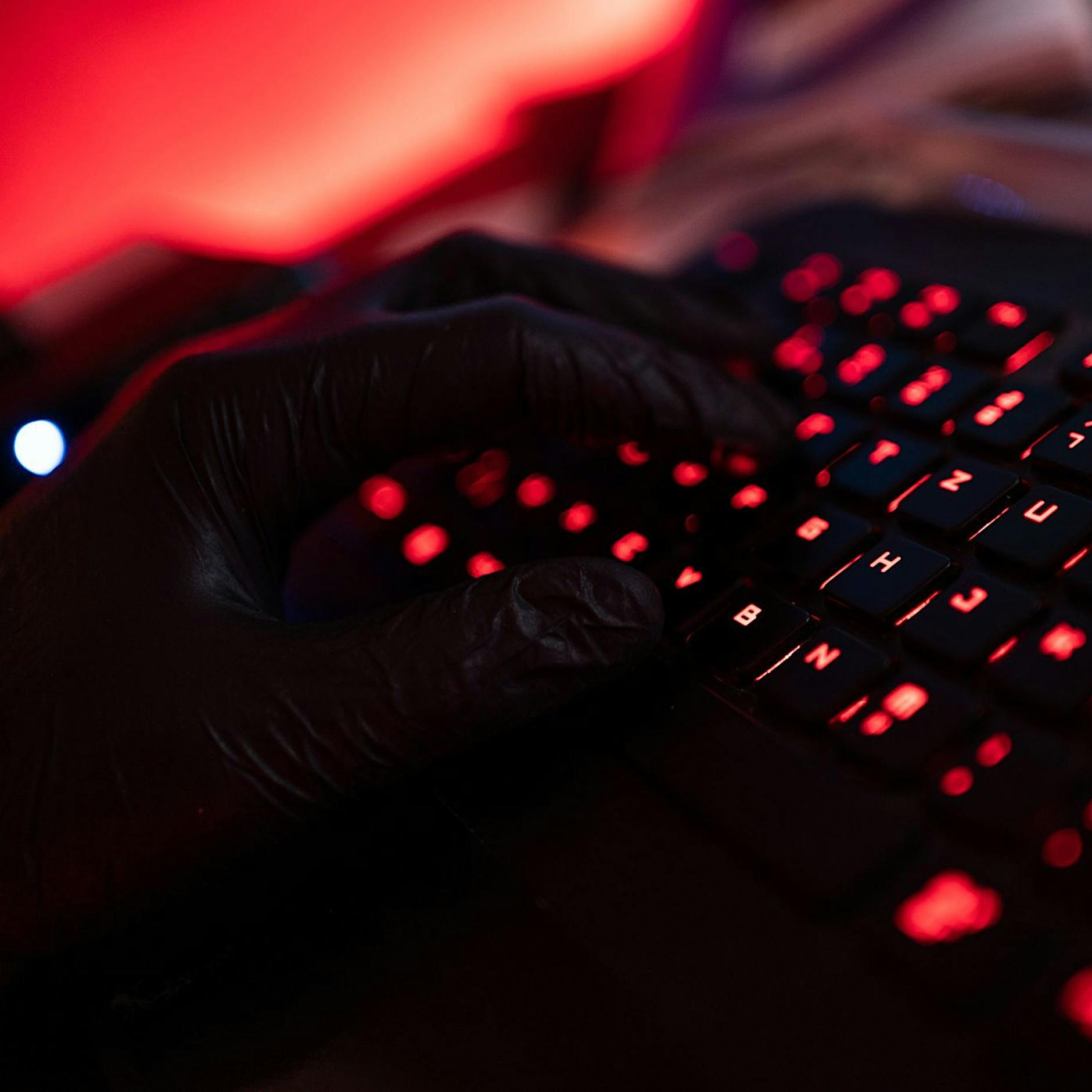 Mann soll über 3000 E-Mails an Berliner Polizei geschickt haben: Durchsuchung