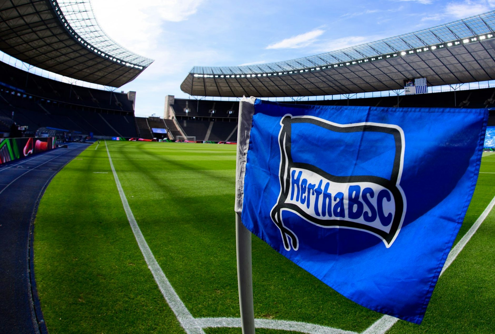 ARCHIV - Bundesligist Hertha BSC tritt ab Juli auch mit einer Frauen-Abteilung im Fußball an.  a