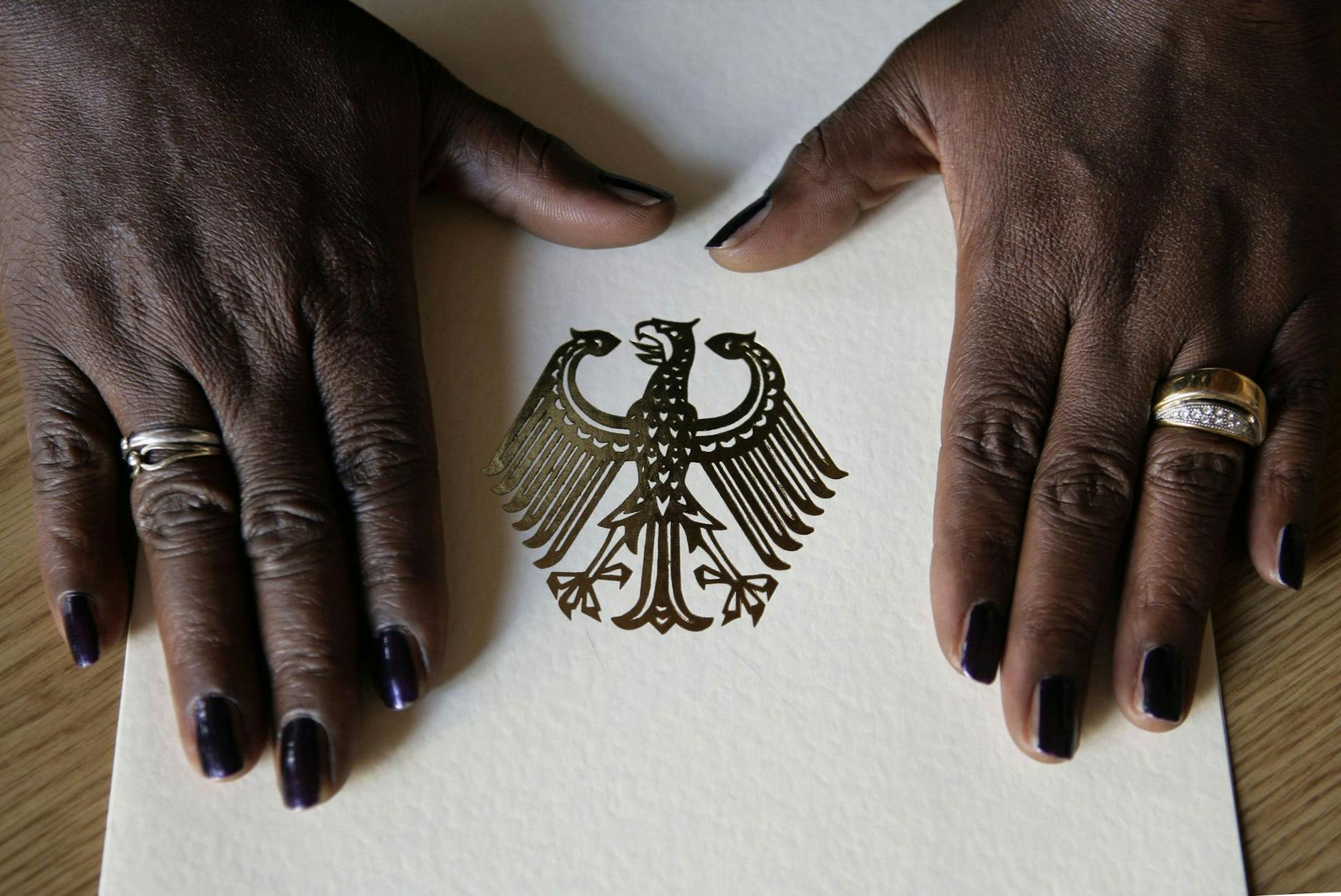 Über Muslime äußerte er sich laut Zeit-Bericht so: „free west, fuck the intolerant muslims und all das andere Gesochs“. Dann: Wer „die Türen öffnet wird Rassismus ernten“. Außerdem: „Und natürlich: Zionismus über alles. Israel my country.“