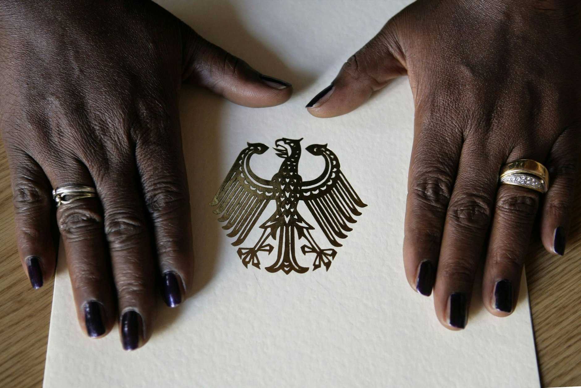 Über Muslime äußerte er sich laut Zeit-Bericht so: „free west, fuck the intolerant muslims und all das andere Gesochs“. Dann: Wer „die Türen öffnet wird Rassismus ernten“. Außerdem: „Und natürlich: Zionismus über alles. Israel my country.“