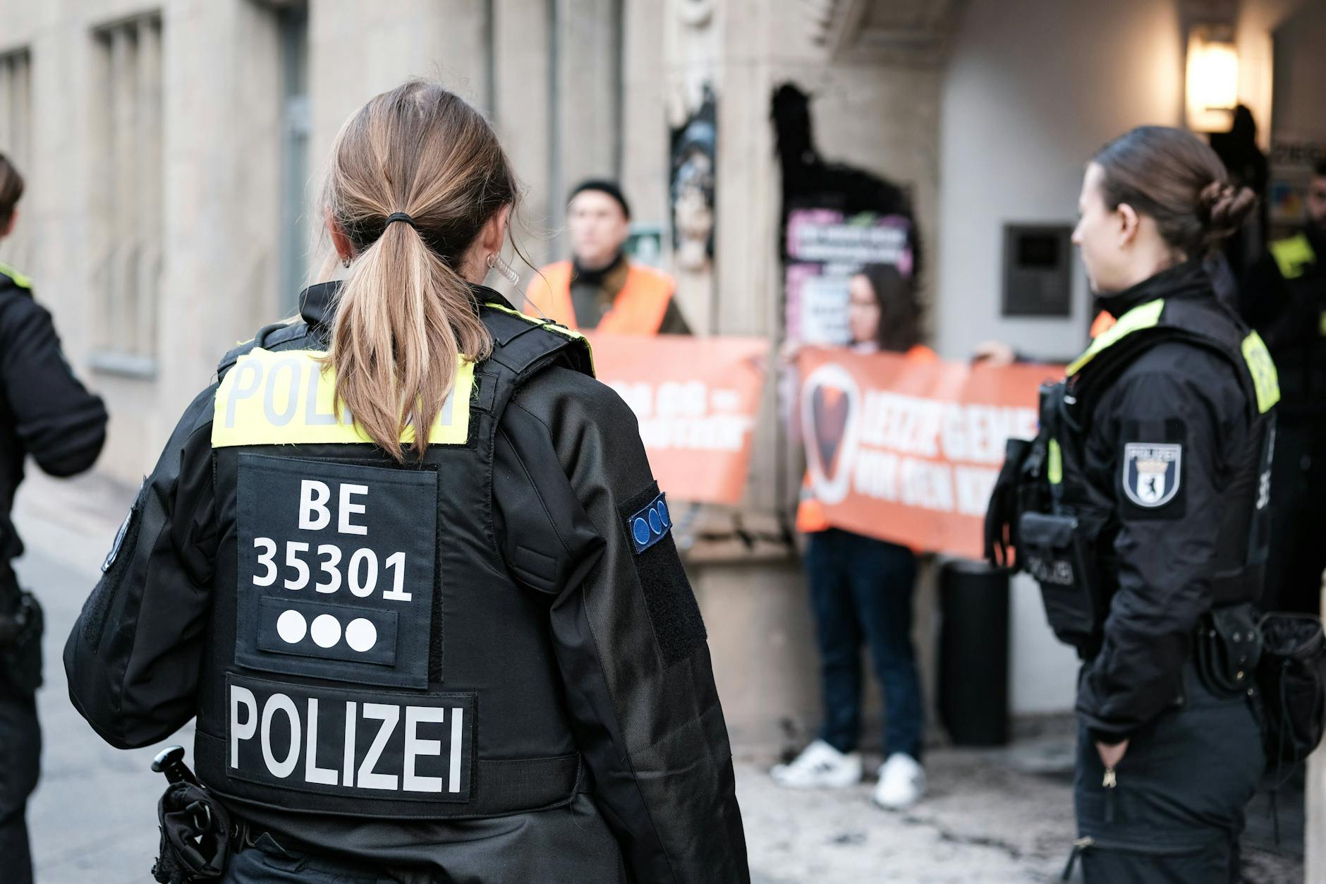 Aktivisten, umringt von Polizisten, vor der FDP-Bundesgeschäftsstelle