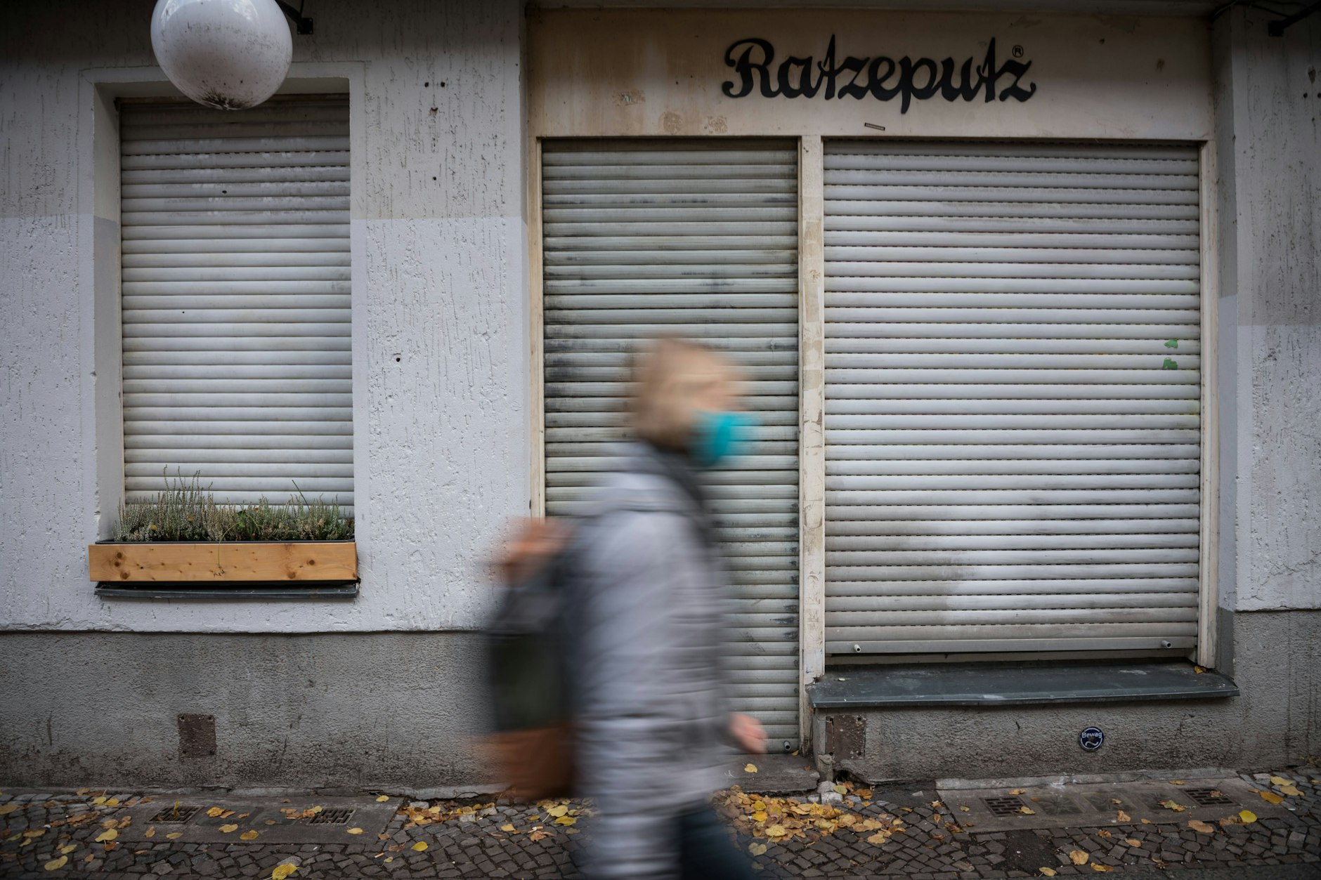 Weiter soll sich Döpfner zu Merkels Corona-Politik kritisch geäußert haben. Döpfner kommentierte angeblich Julian Reichelts Kritik zur „Rede an die Nation“ von Angela Merkel in der Bild-Zeitung zu Beginn der Corona-Pandemie 2020 so: „Deinenen Kommentar unterschriebe ich in jeden Satz mit Blut. Ich fürchte den Mainstream trefft ihr nicht. Zu viele sind begeistert. So emotional. So bodenständig. So ehrlich. So toll. Sie wird dafür gefeiert. Gerade weil sie wie immer nichts gesagt hat. Es ist zum heulen.“