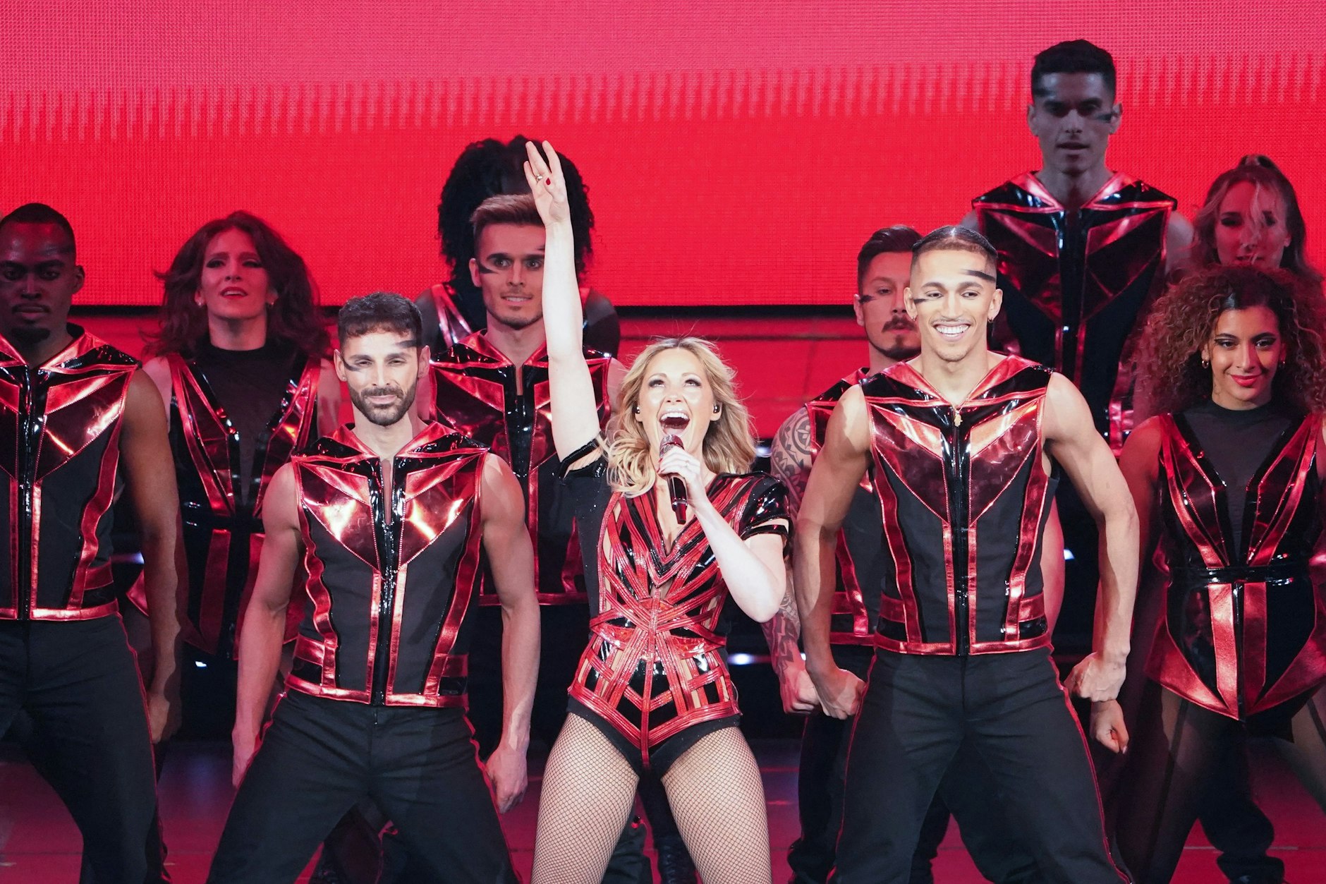 Immer schön in den Himmel glotzen: Die Schlagersängerin präsentiert sich als göttliches Wesen.