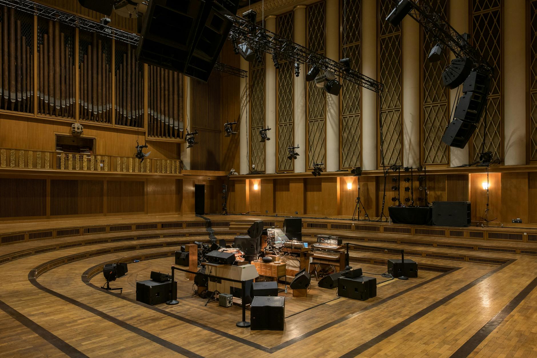 Hier kann wieder musiziert werden: Blick in den Saal 1 vor einem Konzert von Nils Frahm.