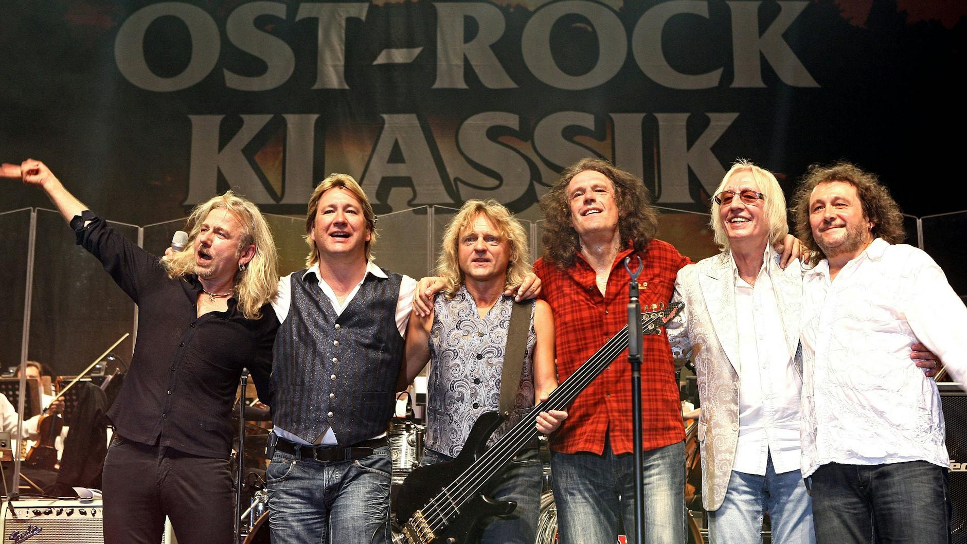 Bei der Ost-Rock-Klassik-Tour stand 2009 Ed Swillms (2. v. re.) mit den Karat-Kollegen Bernd Römer, Sänger Claudius Dreilich , Bassist Christian Liebig, Schlagzeuger Michael Schwandt und Keyboarder Martin Becker auf der Bühne.