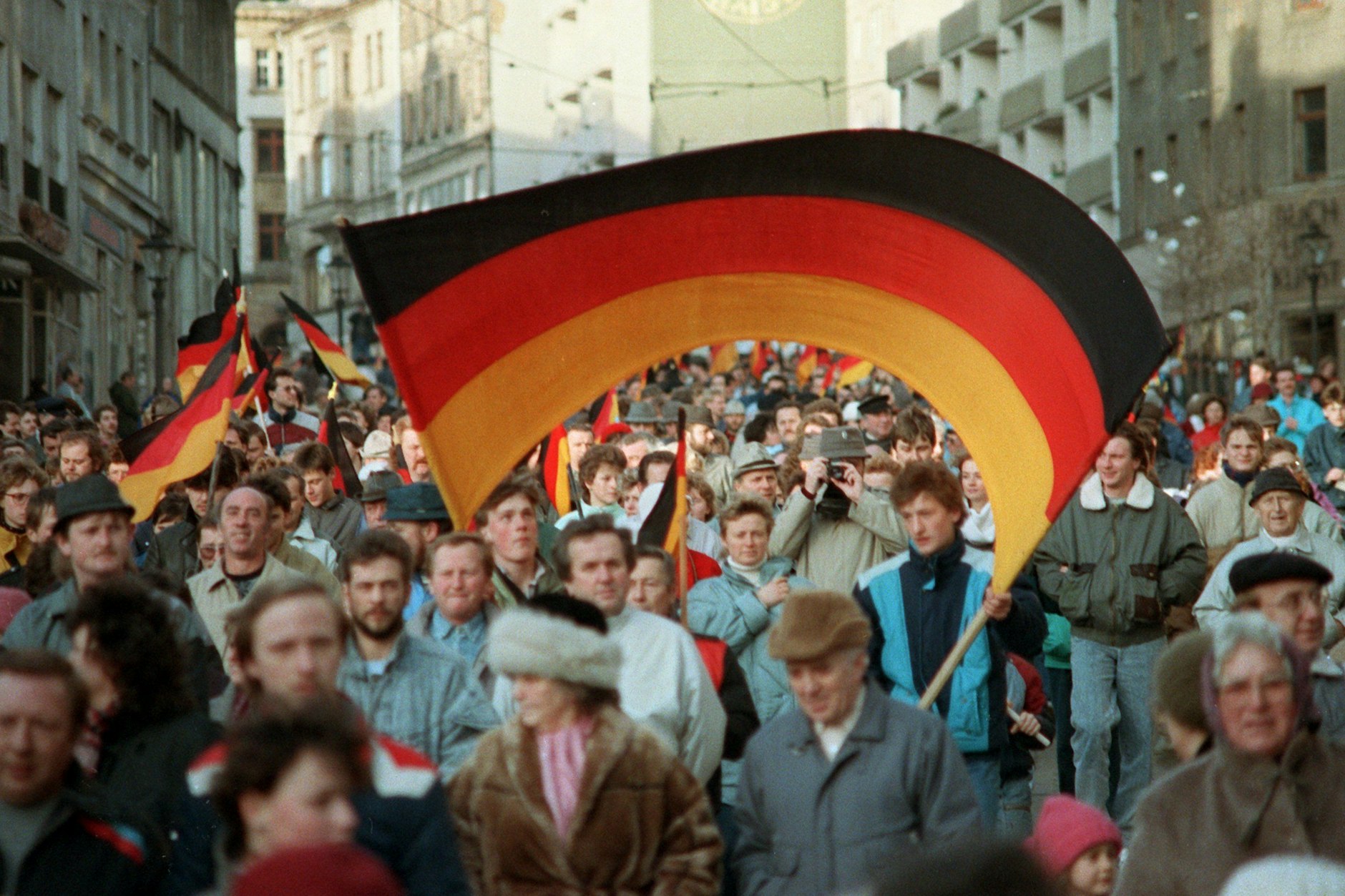 Demo für die deutsche Wiedervereinigung im sächsischen Plauen kurz nach dem Mauerfall