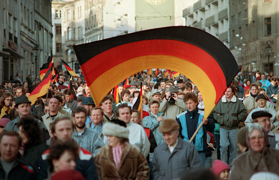 Demo für die deutsche Wiedervereinigung im sächsischen Plauen kurz nach dem Mauerfall