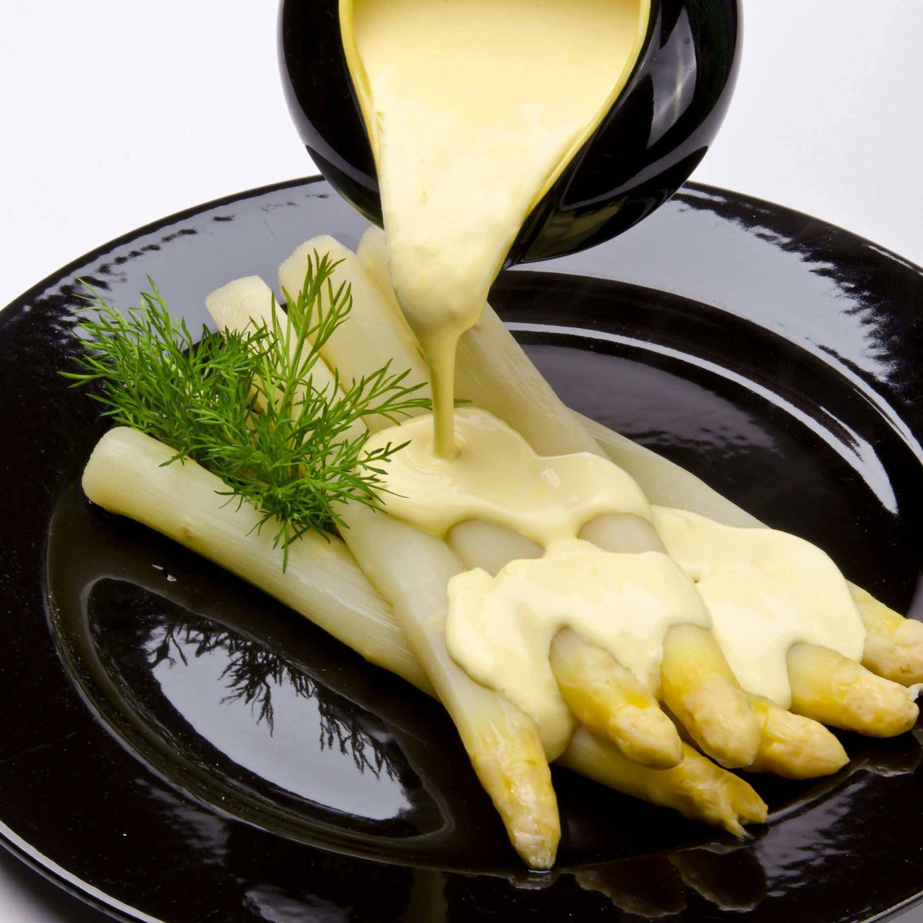 Viele lieben Sauce Hollandaise zum Spargel. Andere bevorzugen braune Butter mit Semmelbrösel auf dem edlen Gemüse. 