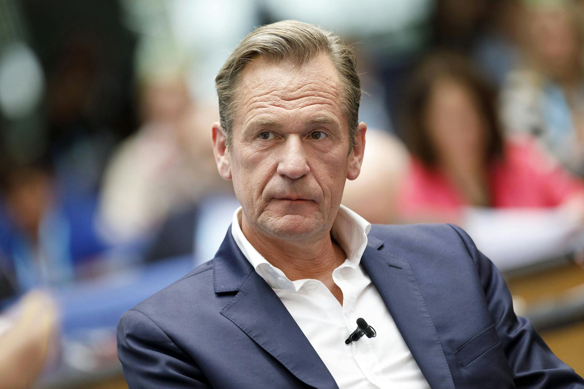 Die Zeit schreibt auch darüber, woher die Zitate stammen. In dem Text heißt es: „Die Dokumente stammen aus den vergangenen Jahren, es sind Mails und Chatnachrichten aus dem engsten Führungskreis von Springer, viele davon von Döpfner selbst. Manche wurden frühmorgens oder zu nachtschlafener Zeit verfasst und enthalten Tippfehler, manchmal sind sie halb in Deutsch und halb in Englisch (...).“ Hier sind einige der wichtigsten Döpfner-Zitate, die in dem Zeit-Text vorkommen. Die Schreibweise wurde aus dem Original übernommen.