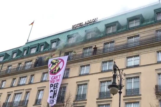 Klimaaktivsten auf dem Hotel Adlon.