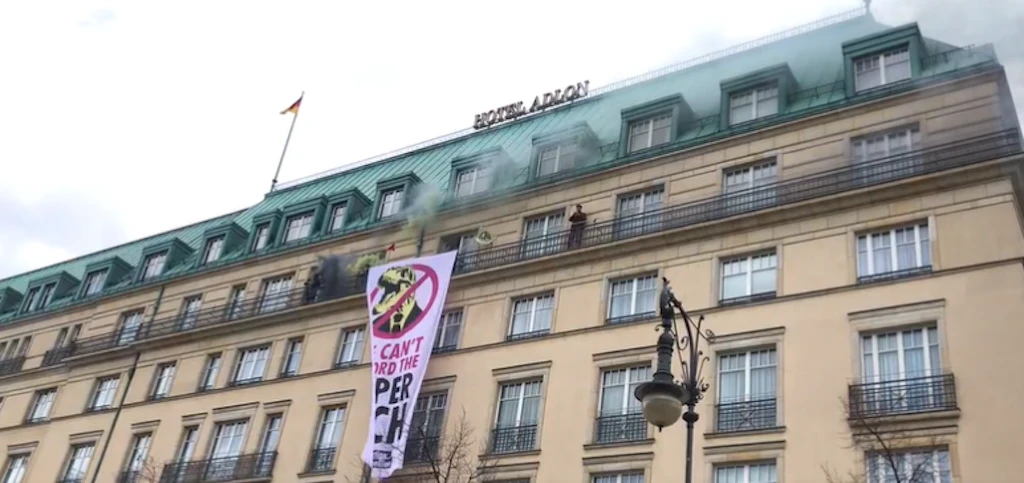 Video: Klimaaktivisten stürmen Berliner Luxushotel Adlon
