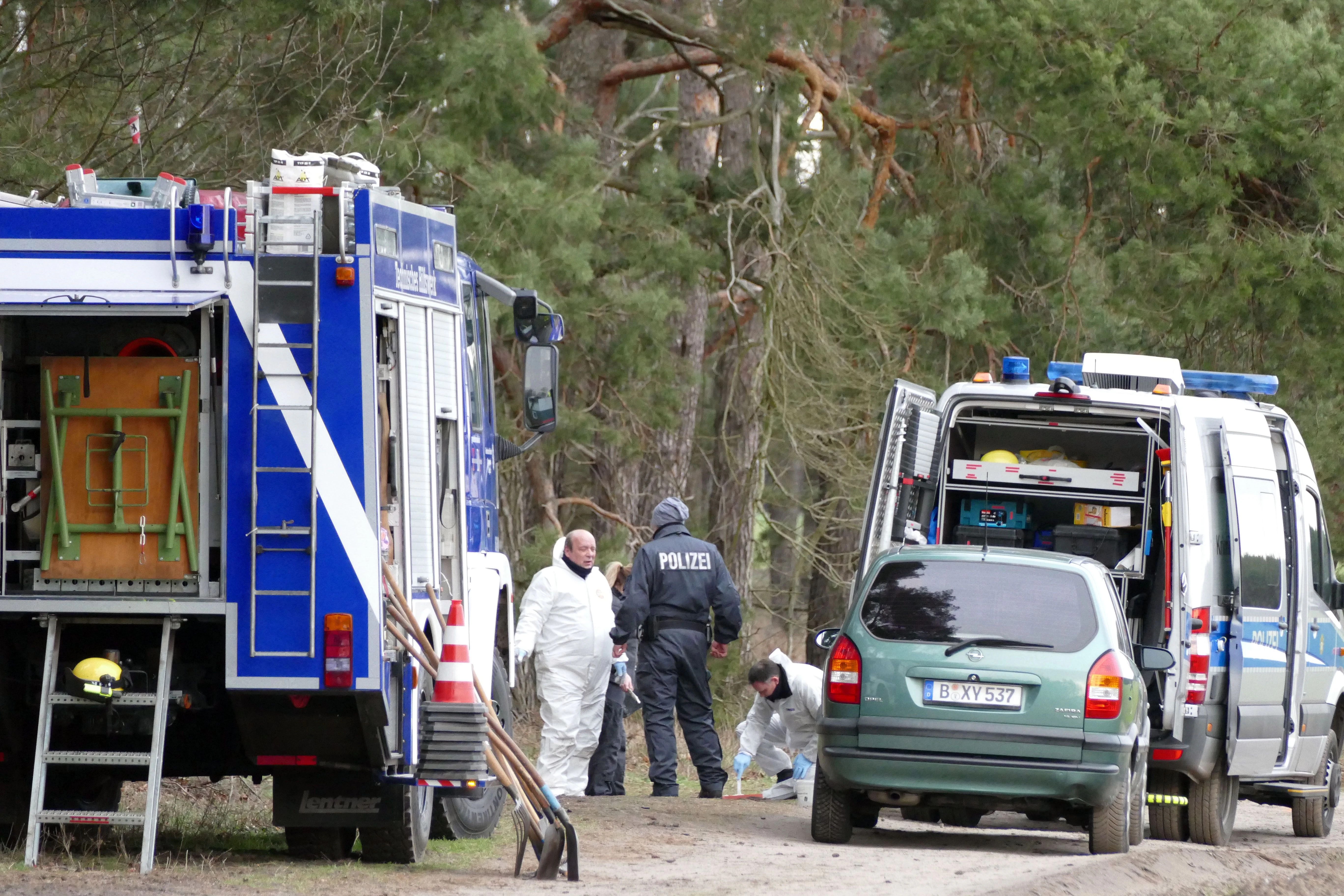 12. März 2019 in Rieplos (Storkow): Kriminaltechniker stellen im Fall Rebecca Reifenspuren sicher, die von einem Renault Twingo stammen sollen.