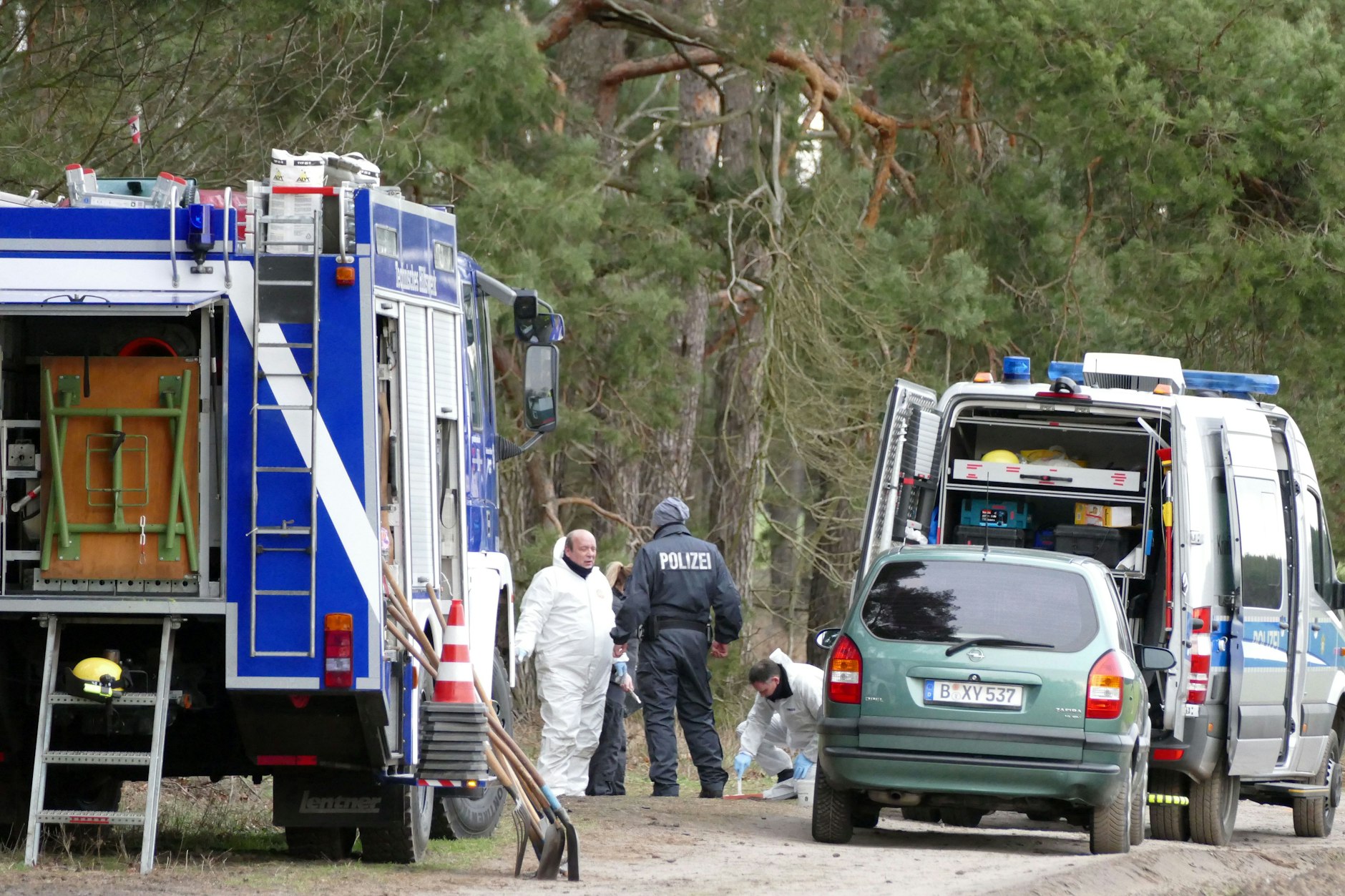 12. März 2019 in Rieplos (Storkow): Kriminaltechniker stellen im Fall Rebecca Reifenspuren sicher, die von einem Renault Twingo stammen sollen.