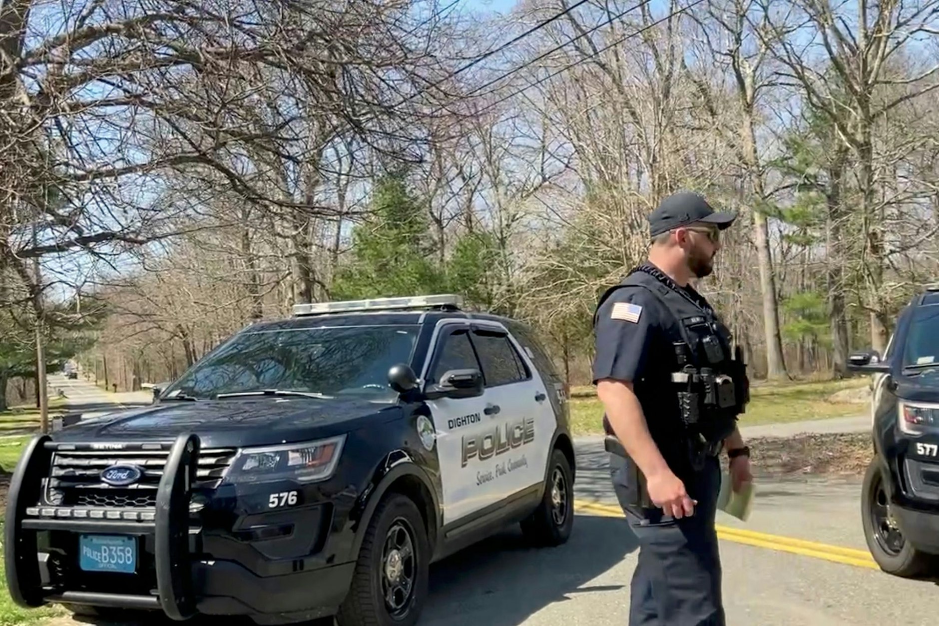 Auf diesem Videostandbild ist zu sehen, wie die Polizei eine Straße blockiert. Die Suche nach dem Urheber eines der größten Geheimdienst-Skandale rund um&nbsp;geleakte Dokumente um den Krieg in der Ukraine in den USA kommt voran: Die Ermittler haben einen Verdächtigen in North Dighton (Massachusetts) festgenommen.