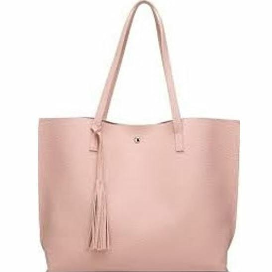 Eine solche beige-rosafarbene Handtasche ist ebenfalls mit Rebecca verschwunden.