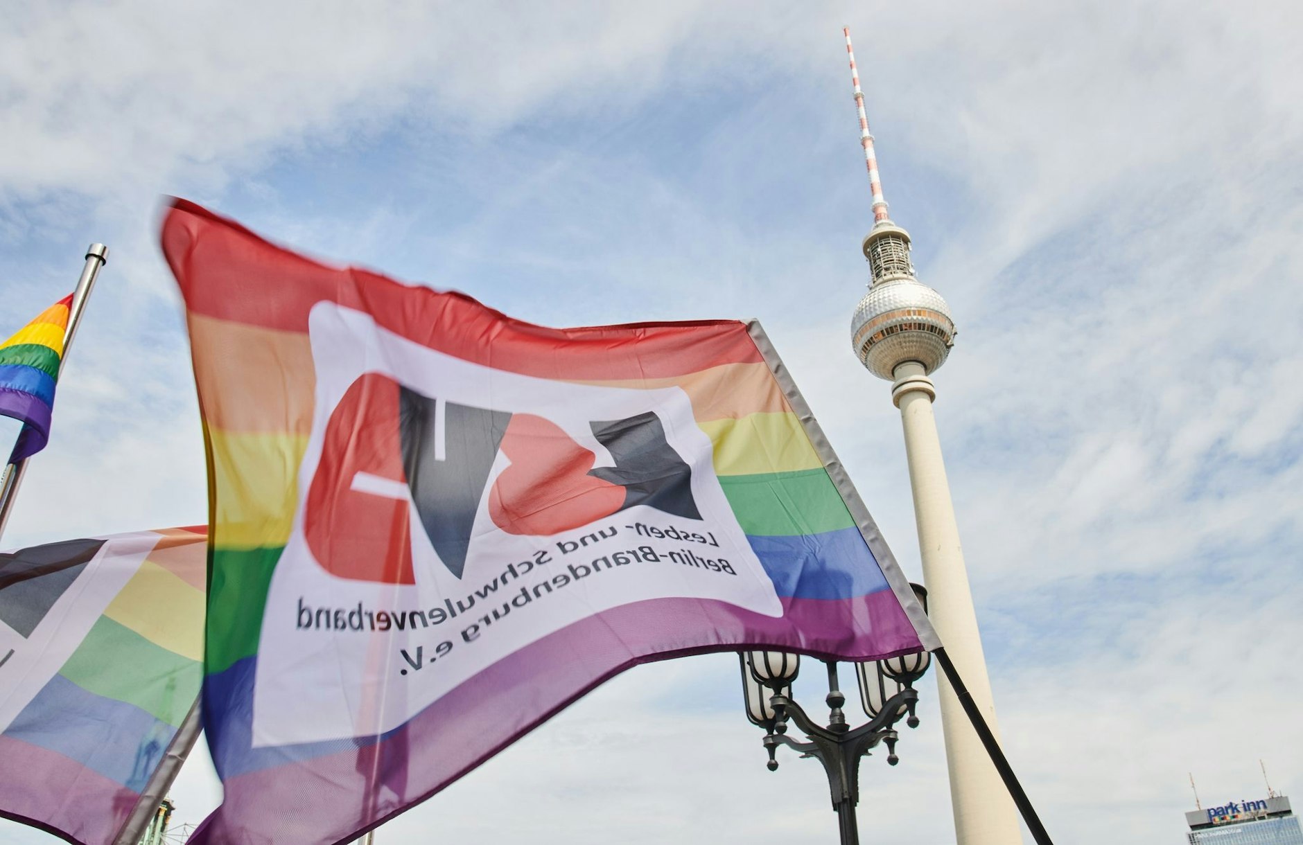 ARCHIV - Eine LSVD-Fahne weht vor dem Fernsehturm.  