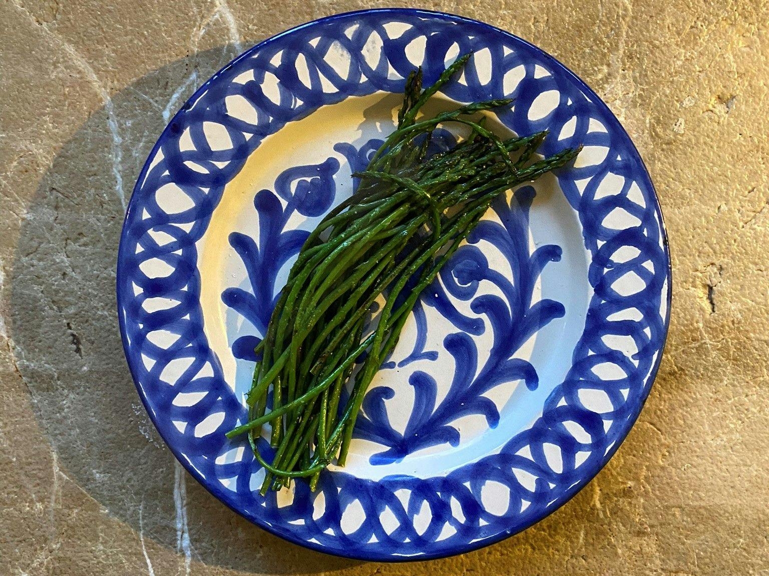 Grüner wilder Spargel aus den Bergen von Mallorca: Blanchiert und in Butter sautiert ein Hochgenuss.