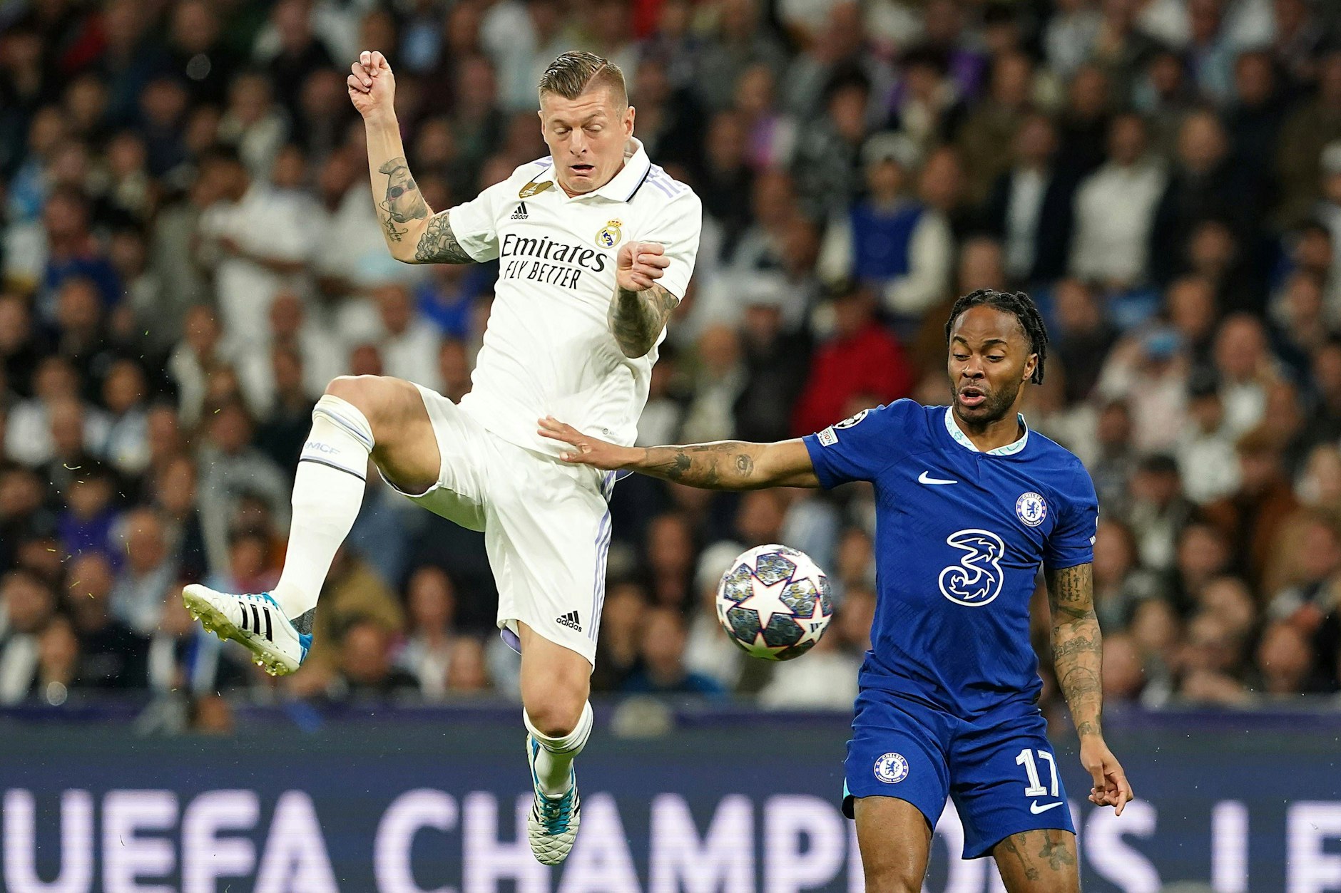 Toni Kroos (l.) hat mit Real Madrid nach dem souveränen Hinspiel gegen Chelsea das Halbfinale der Champions League fest im Blick.