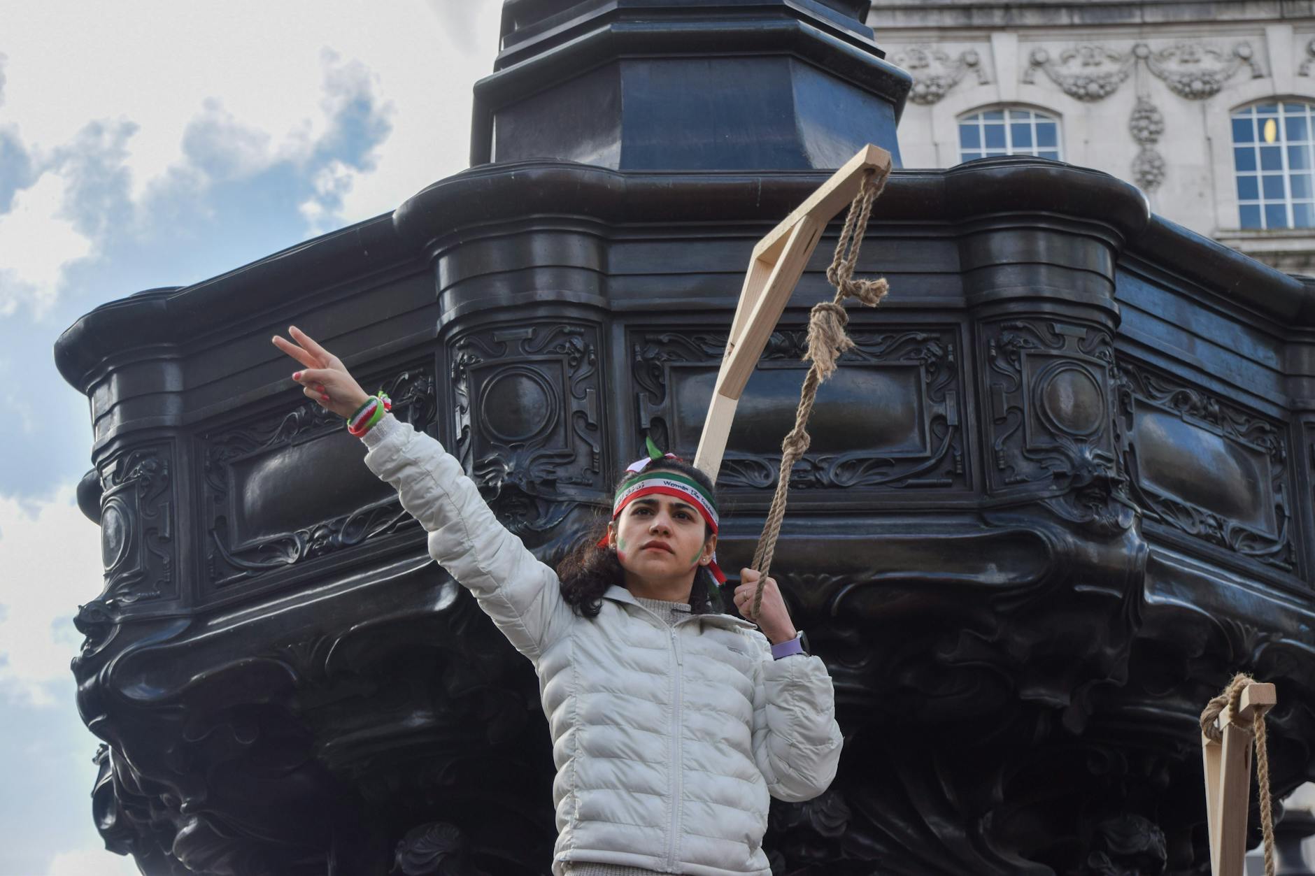 Eine iranische Frau protestiert in London gegen die Hinrichtungen in ihrem Heimatland.