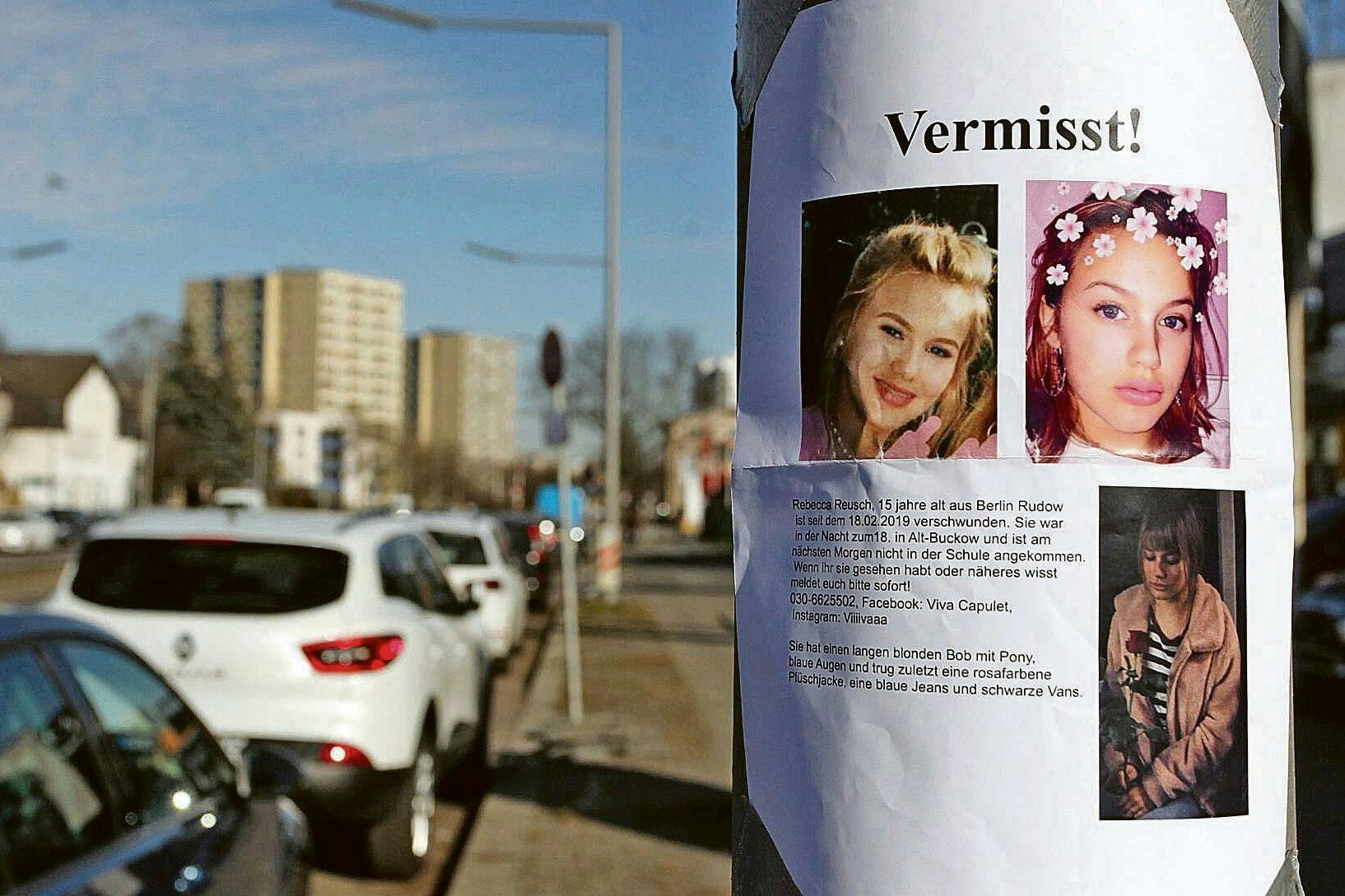 Die Familie von Rebecca Reusch verteilte 2019 Vermisstenplakate mit Fotos der 15-Jährigen.