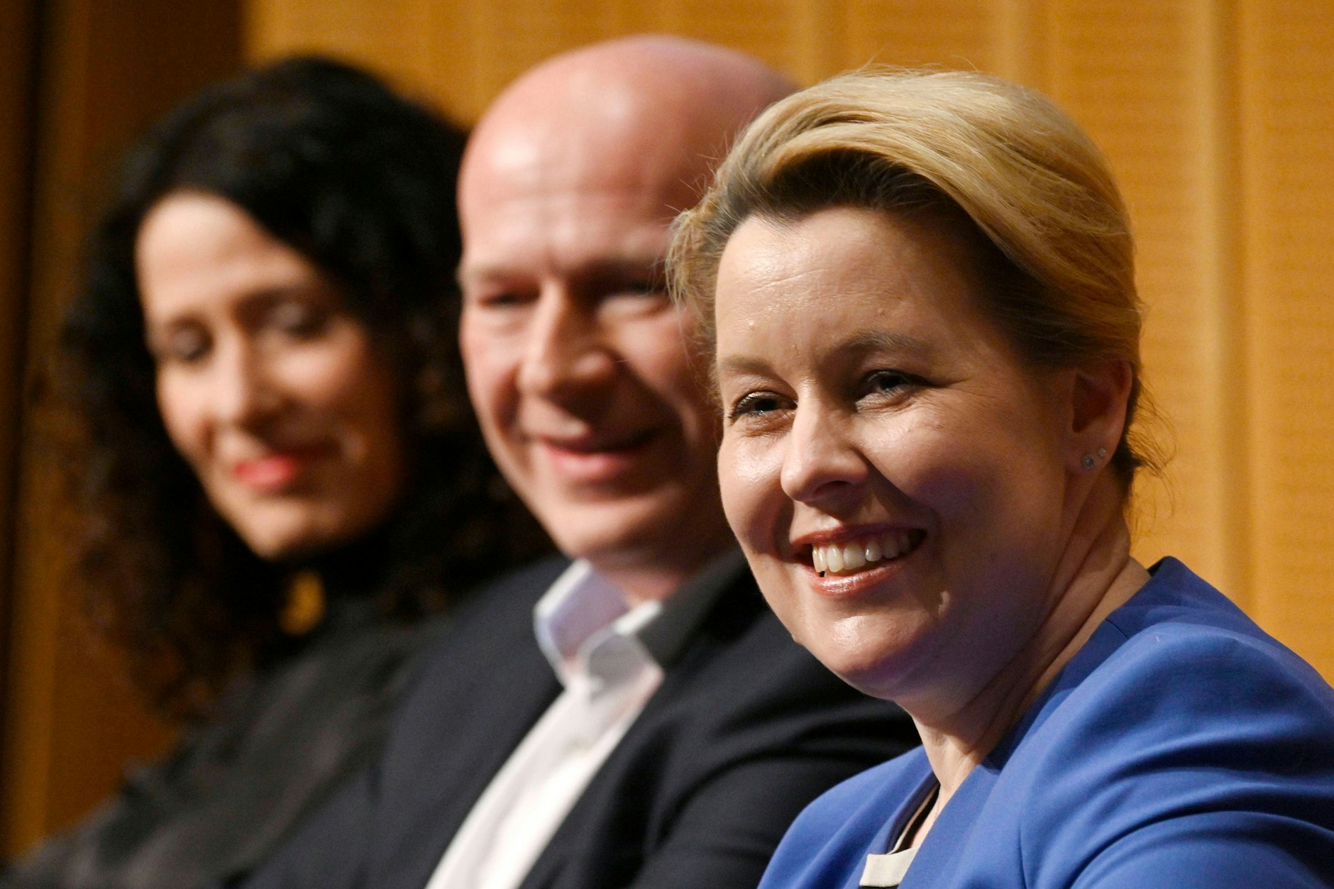 Bettina Jarasch, Kai Wegner und Franziska Giffey bei einem Gespräch während des Wahlkampfes.