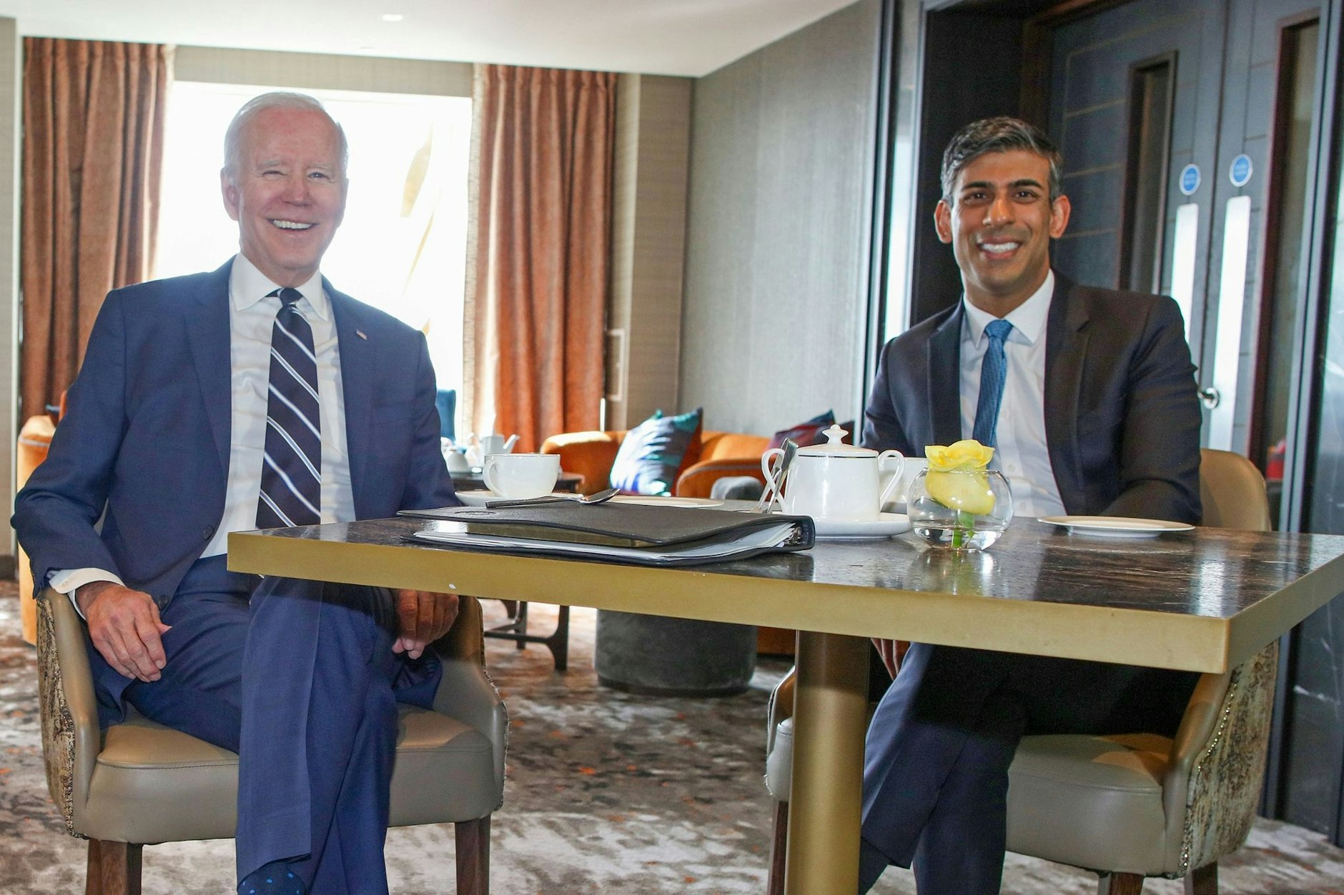 Joe Biden hat den britischen Premier, Rishi Sunak, im Grand Central Hotel in Belfast getroffen. Biden besucht das Vereinigte Königreich und Irland, um unter anderem den 25. Jahrestag des Karfreitagsabkommens zu feiern.  