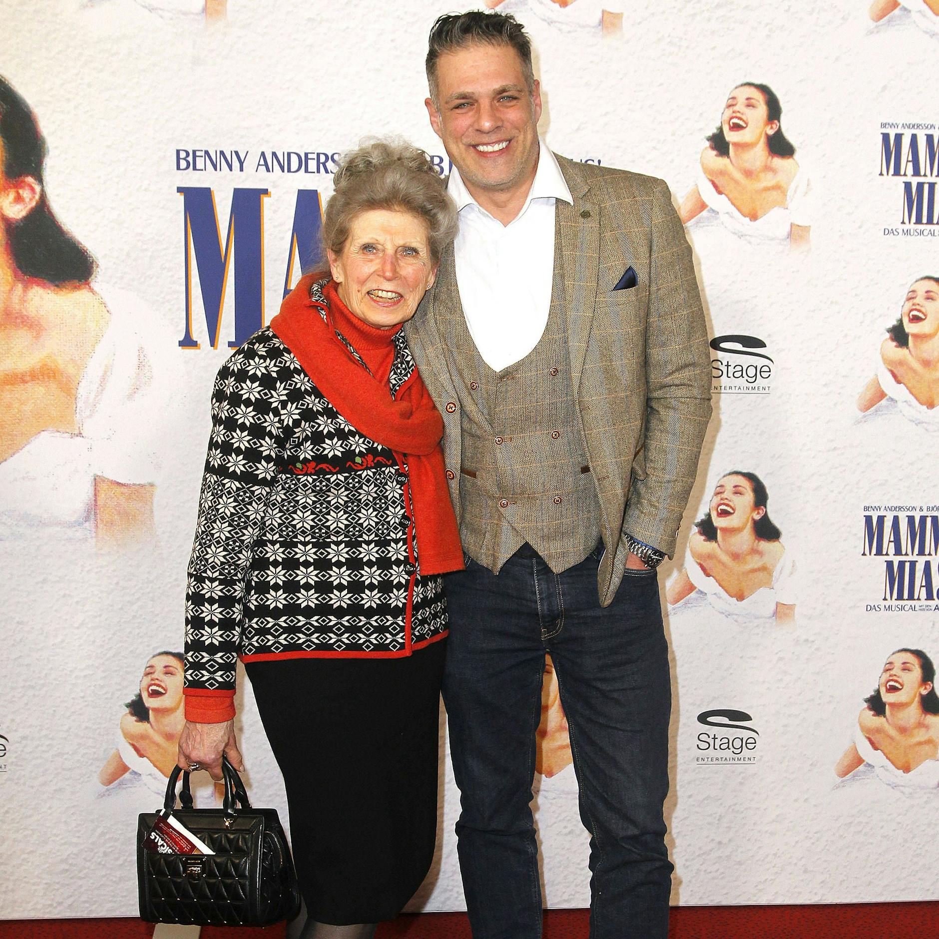 Carsten Spengemann kam mit seiner Mutter zur Musicalpremiere von „Mamma Mia!“.