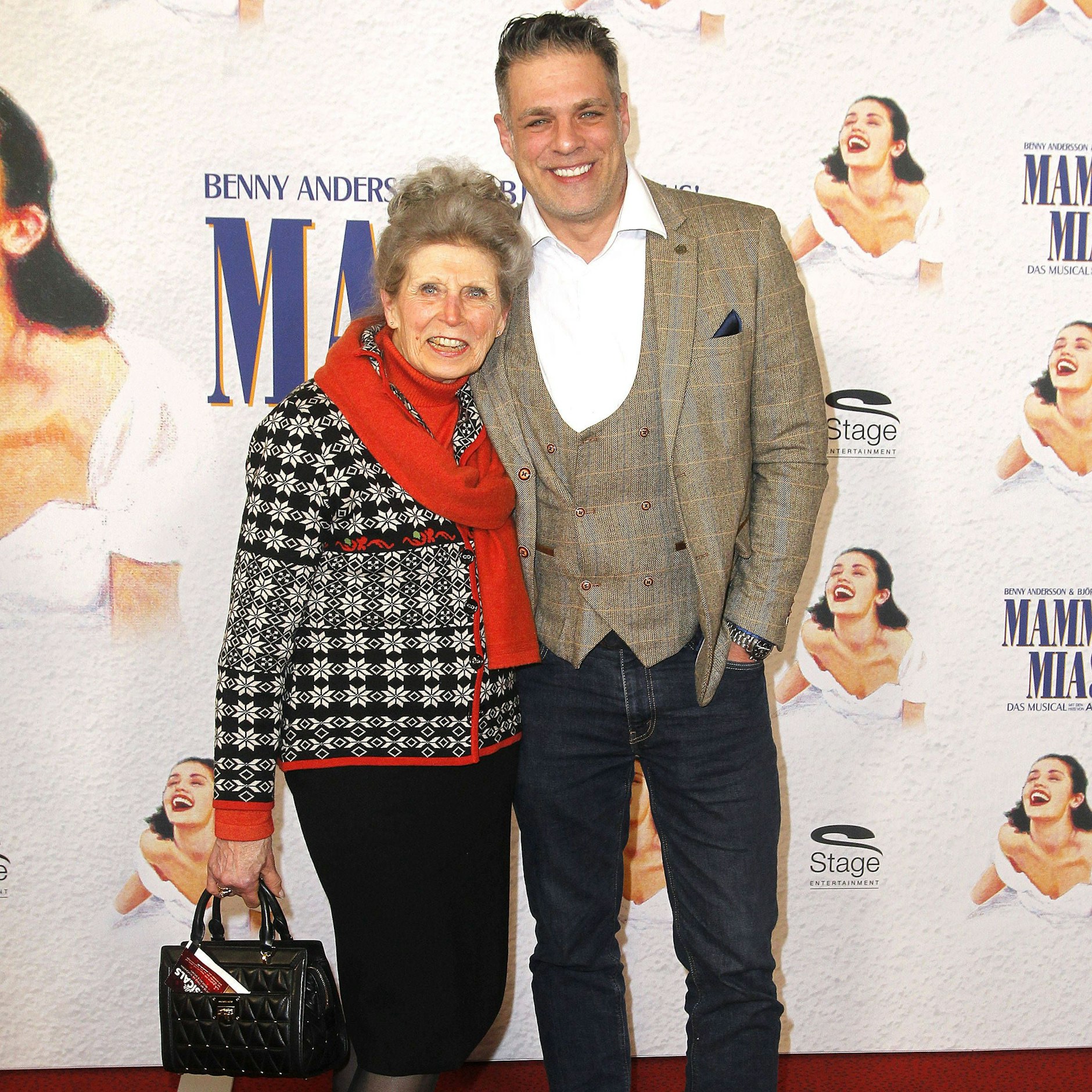 Carsten Spengemann kam mit seiner Mutter zur Musicalpremiere von „Mamma Mia!“.