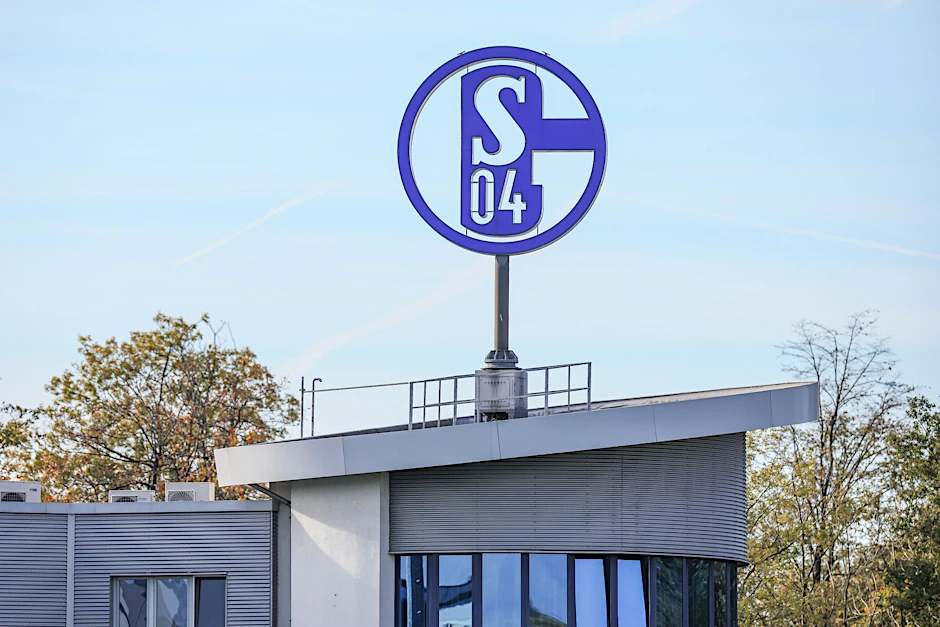 ARCHIV - Das Logo des FC Schalke 04 dreht sich auf der Geschäftsstelle.  