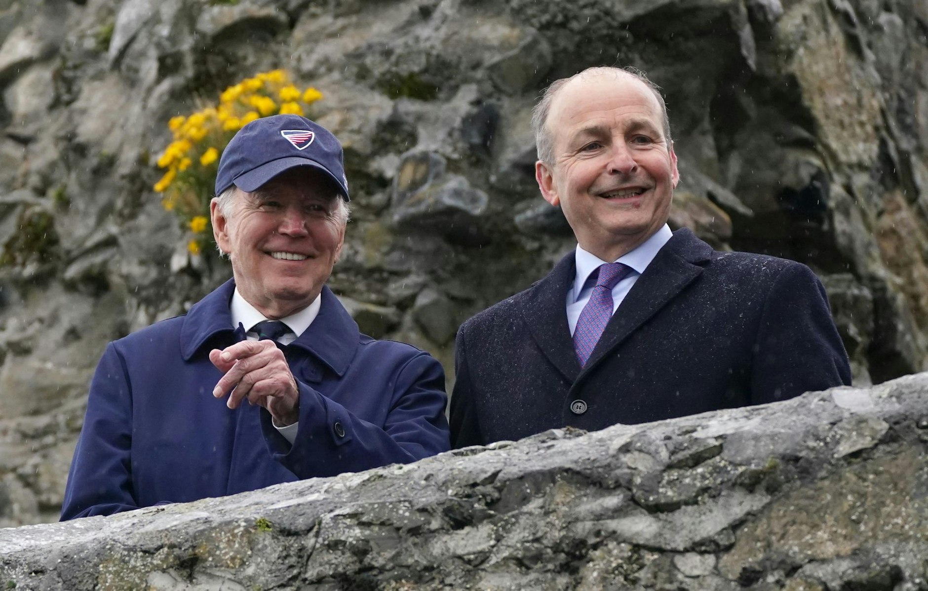 US-Präsident Joe Biden (l) und Micheal Martin, stellvertretender Premierminister von Irland, am Carlingford Castle.  