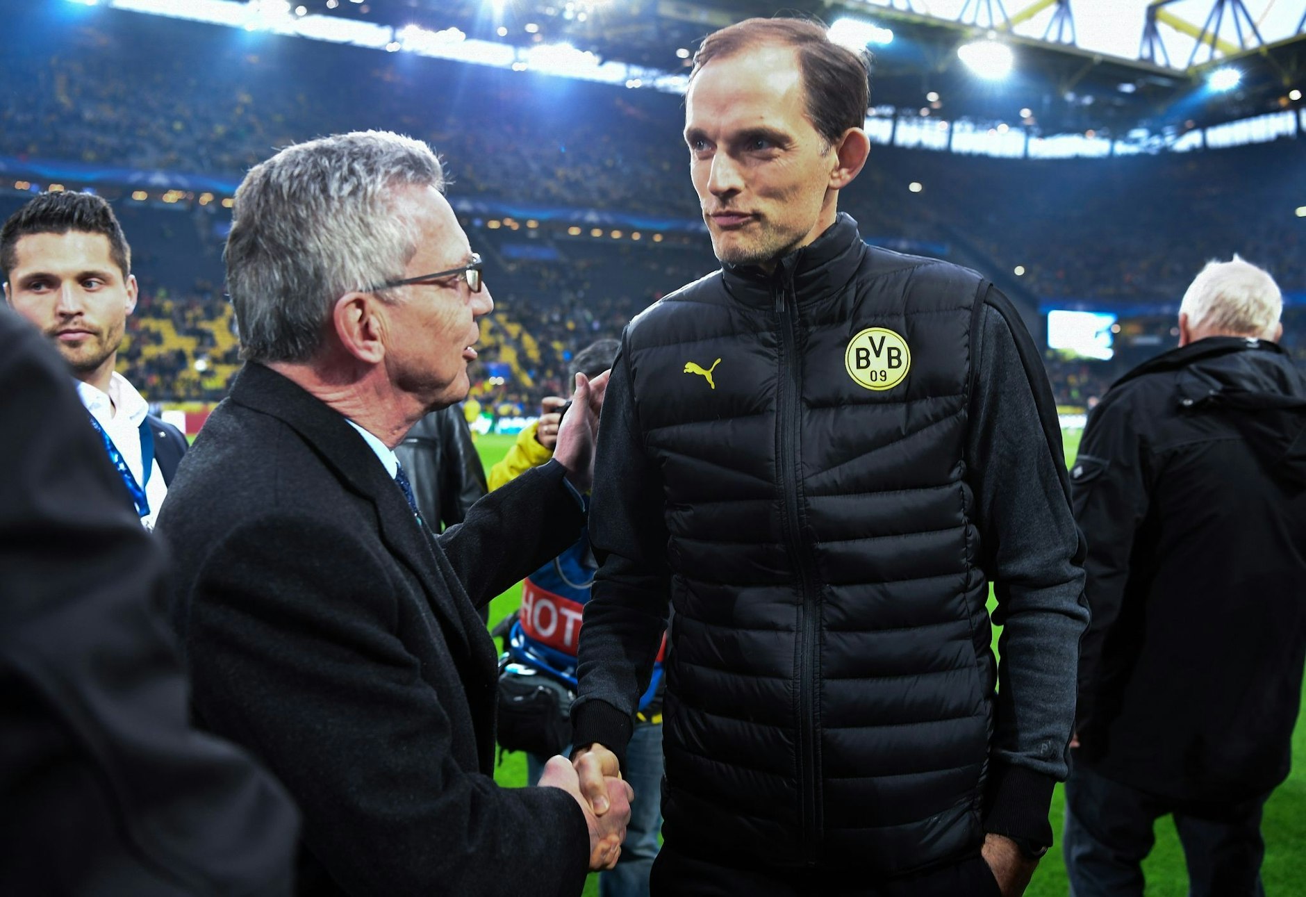 ARCHIV - 2017: Thomas Tuchel (r) gibt vor dem Spiel Bundesinnenminister Thomas de Maizière (CDU) die Hand.  