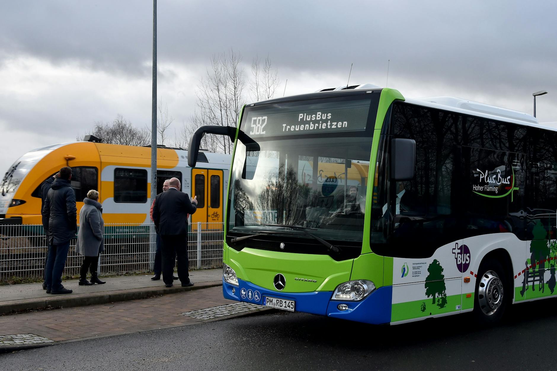 Auch Busse im Land Brandenburg dürfen mit dem Deutschlandticket ohne Aufpreis genutzt werden. Hier begegnen sich ein Bus und ein Zug der Ostdeutschen Eisenbahn in Treuenbrietzen.