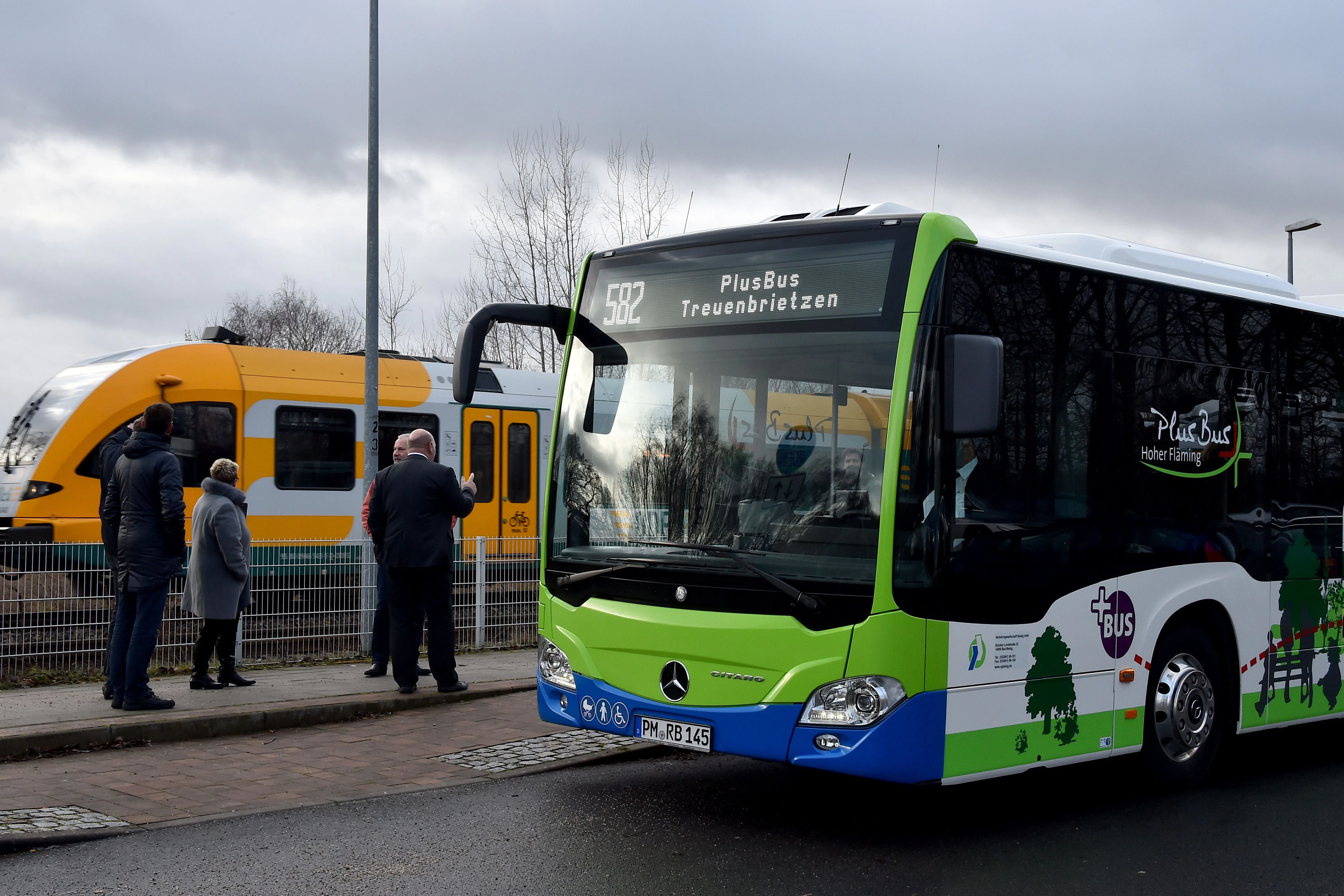 Auch Busse im Land Brandenburg dürfen mit dem Deutschlandticket ohne Aufpreis genutzt werden. Hier begegnen sich ein Bus und ein Zug der Ostdeutschen Eisenbahn in Treuenbrietzen.
