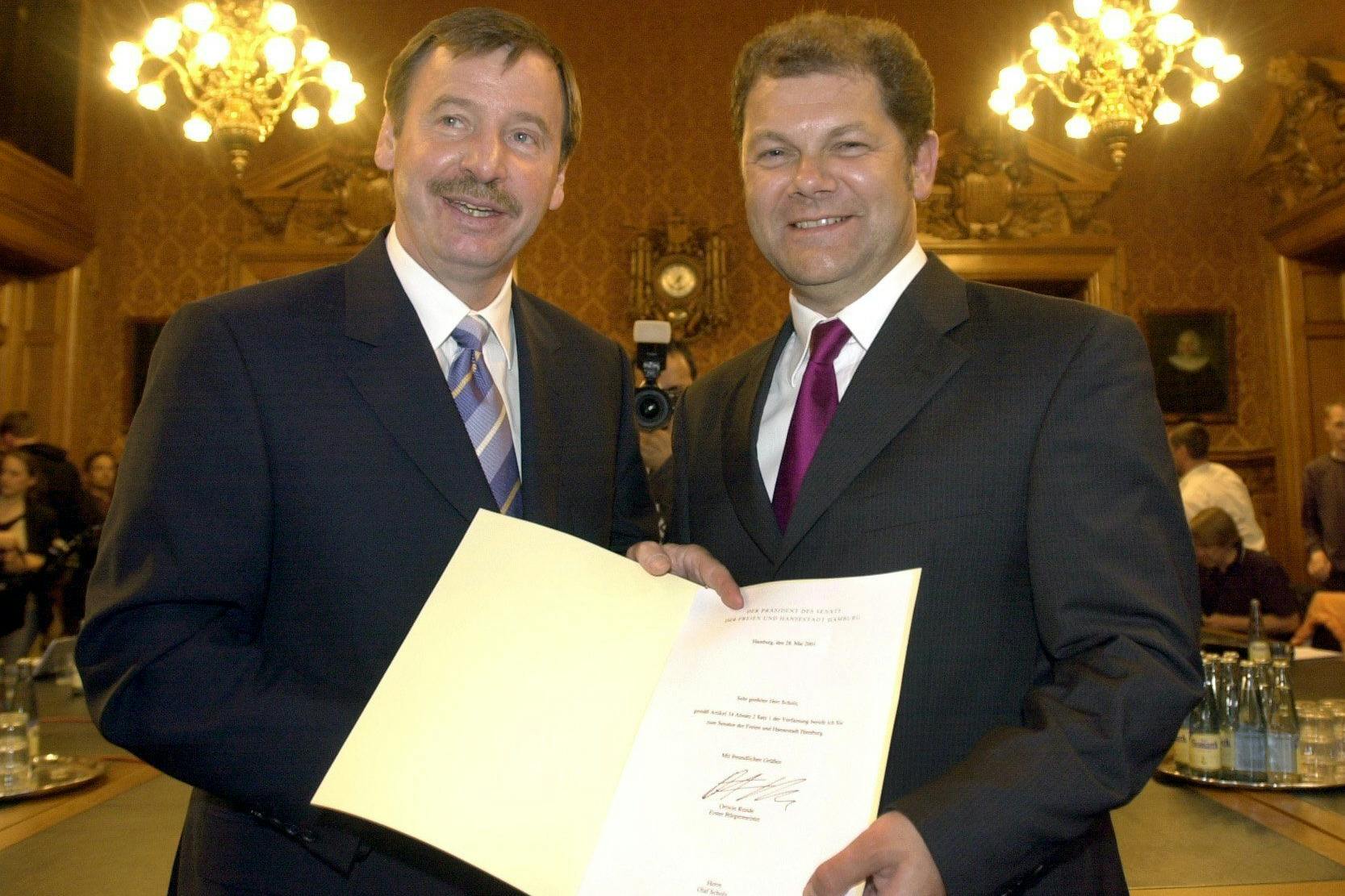 Am Montag, den 28.05.2001, wurde Scholz im Rathaus der Hansestadt von Hamburgs Bürgermeister Ortwin Runde zum neuen Innensenator ernannt.