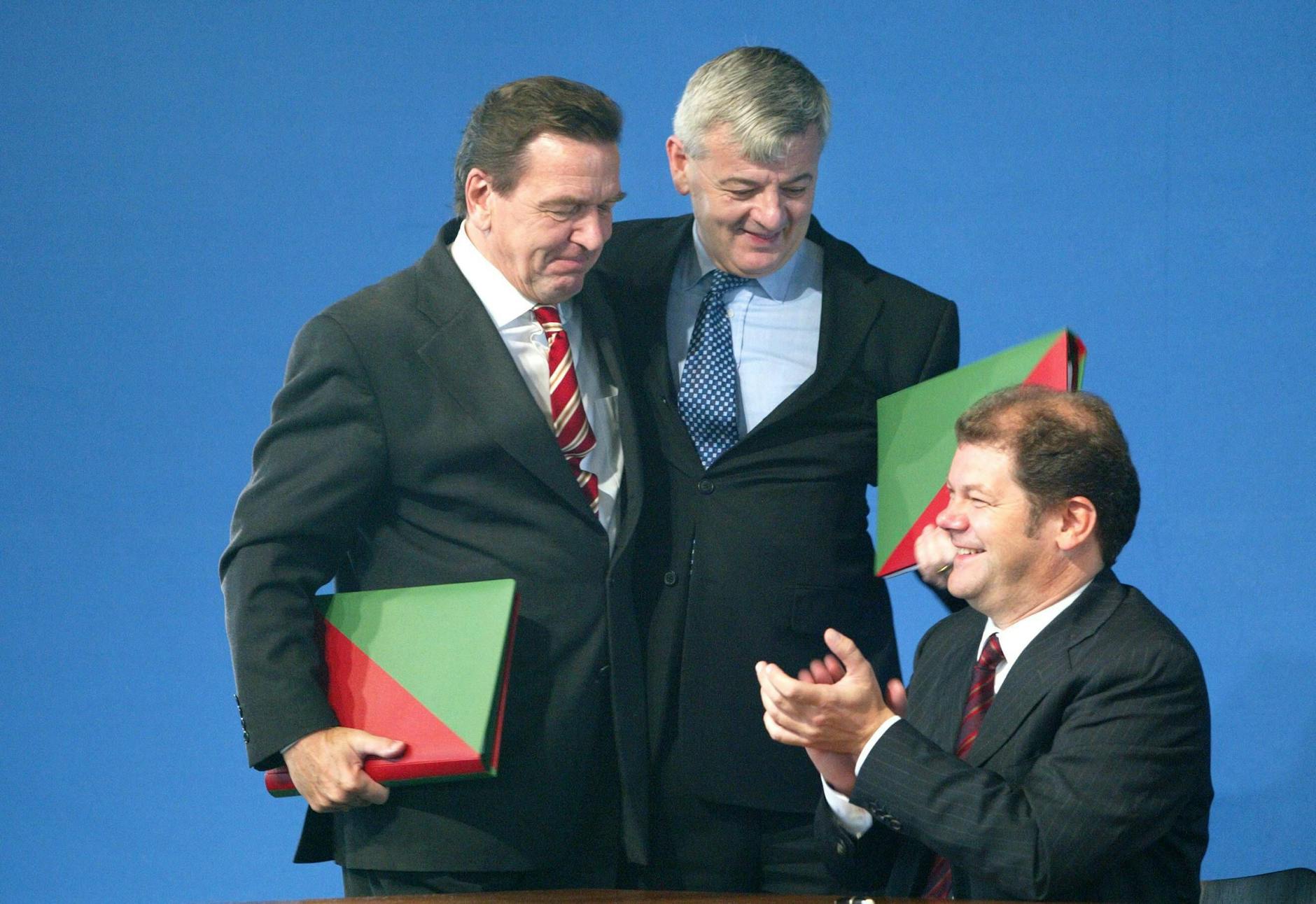 2002 gewann Gerhard Schröder als Bundeskanzlerkandidat die Wahlen. Olaf Scholz war da in seiner Funktion als Generalsekretär präsent. Auf dem Bild: Unterschrift unter die Koalitionsvereinbarung zwischen SPD und Grünen. Links Bundeskanzler Gerhard Schröder, SPD, in der Mitte Bundesaußenminister Joschka Fischer, Grüne. Daneben: Olaf Scholz.