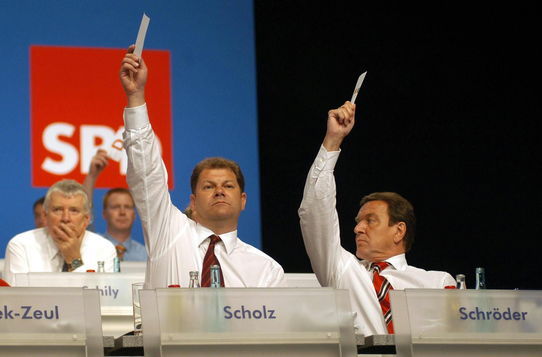 01.06.2003: Innenminister Otto Schily, Generalsekretär Olaf Scholz und Bundeskanzler Gerhard Schröder (alle SPD) sind bei einem Außerordentlichen Bundesparteitags der SPD in Berlin zu sehen.